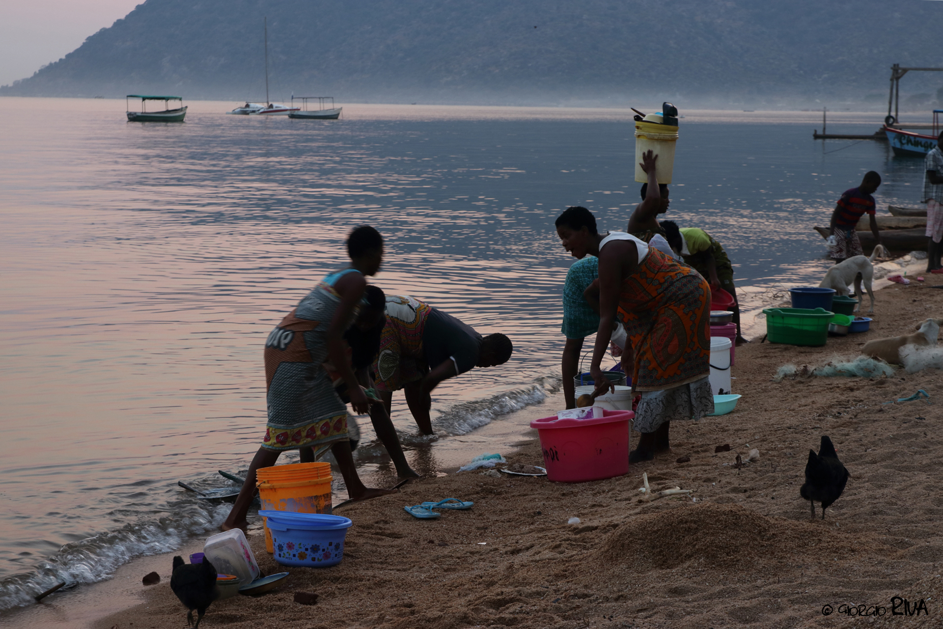 Lavori di lavaggio sul Lake Malawi all'Alba