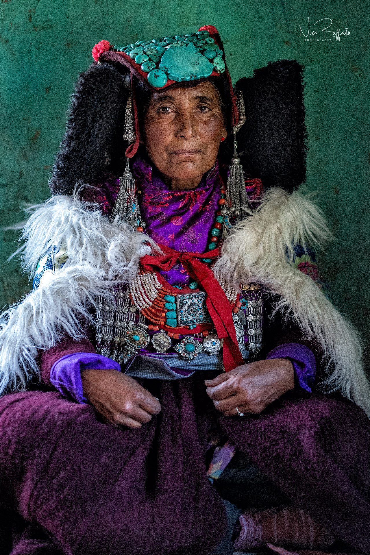 Donna con costume tradizionale