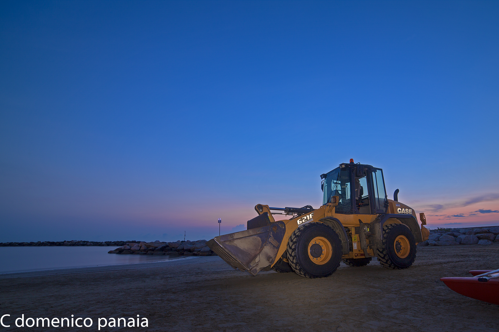 con la pala in riva al mare...andiamo a lavorare