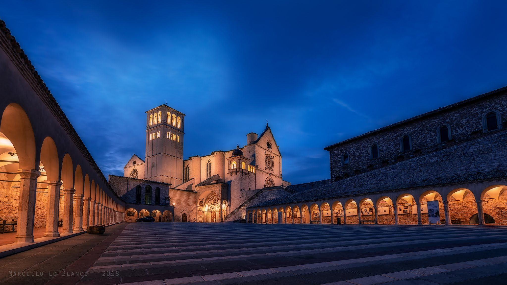 Basilica di San Francesco d'Assisi all'ora blu