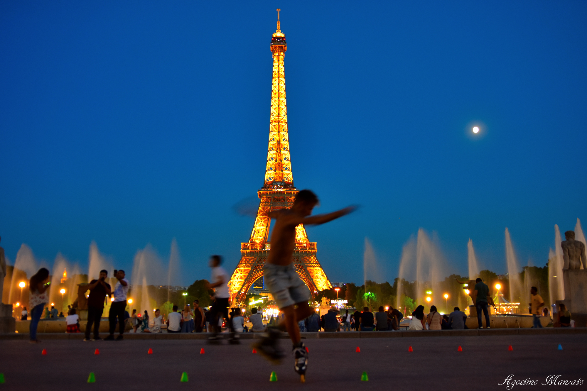Spanish Roller in front of Eiffel Tower