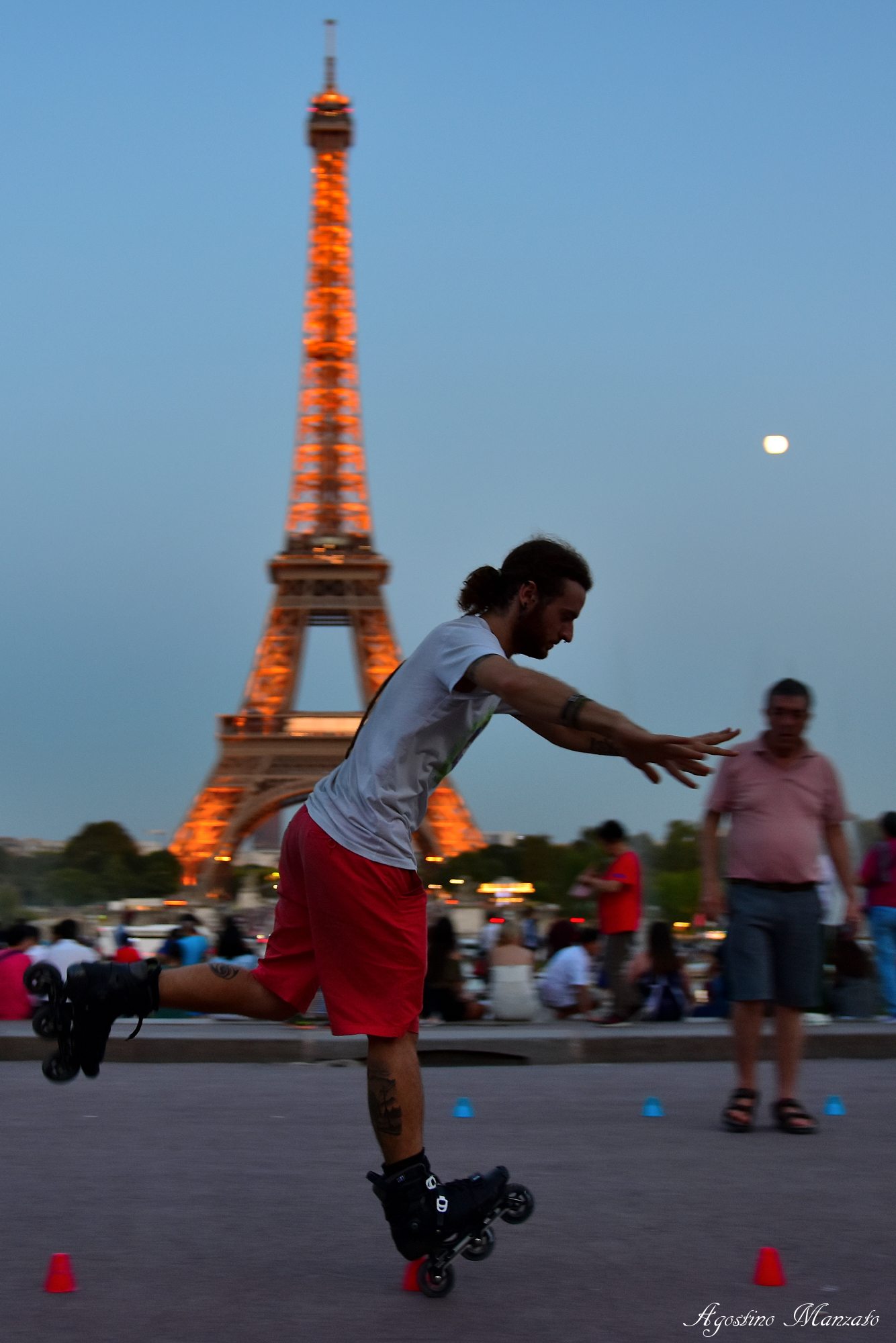 Equilibrisms in front of the Eiffel Tower