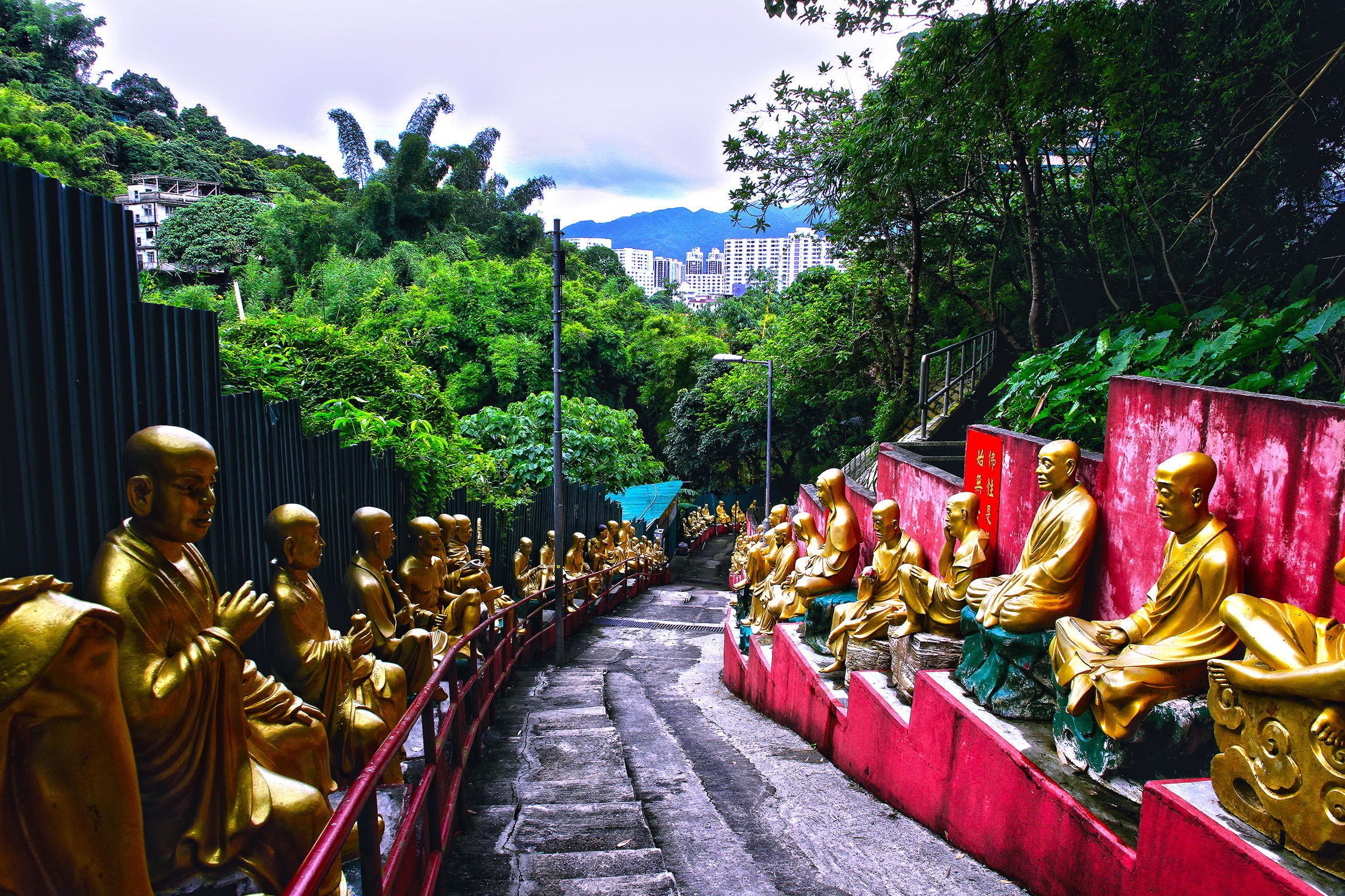 The Tenthousand Buddha