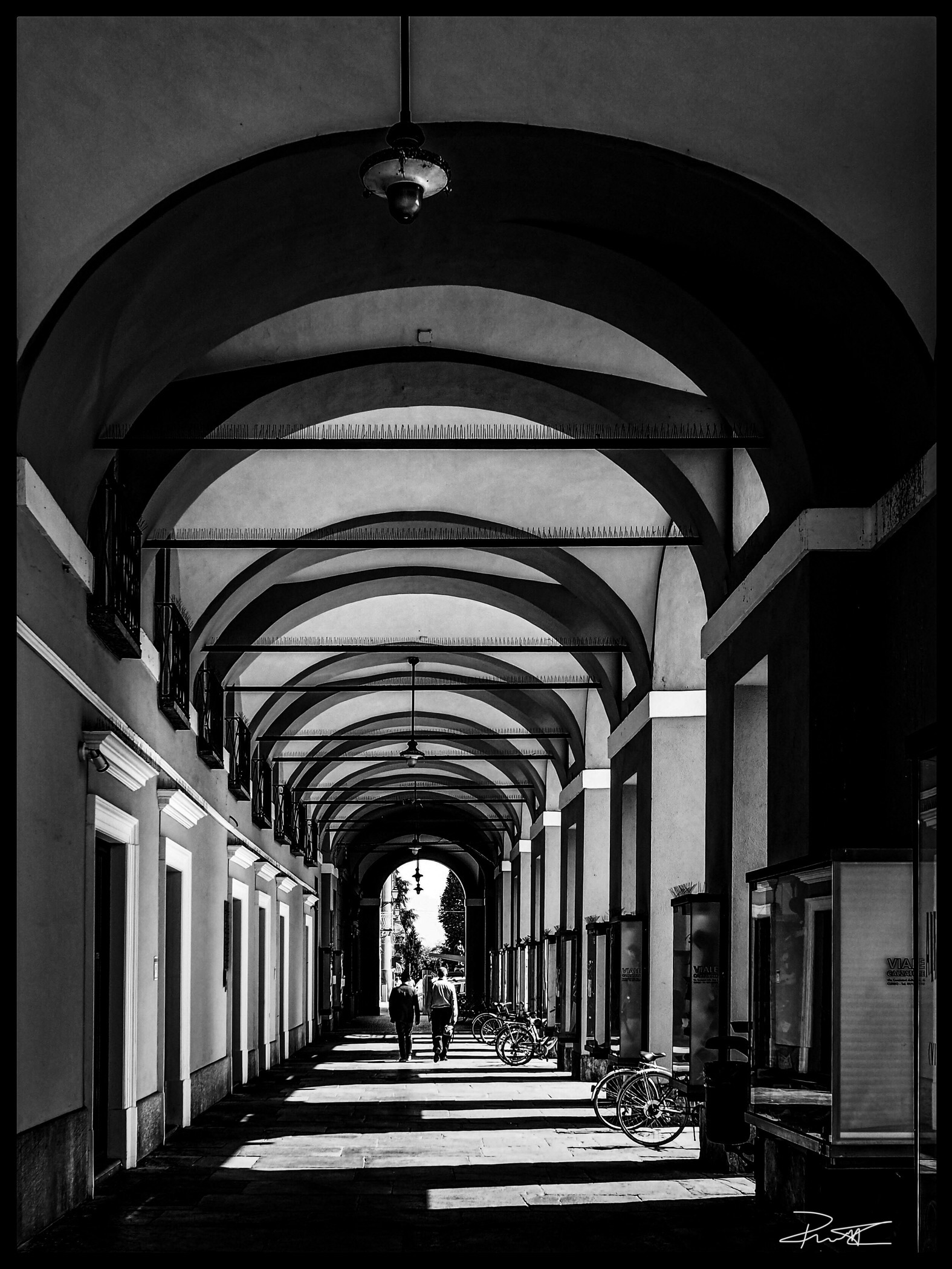 Passeggiando sotto i portici