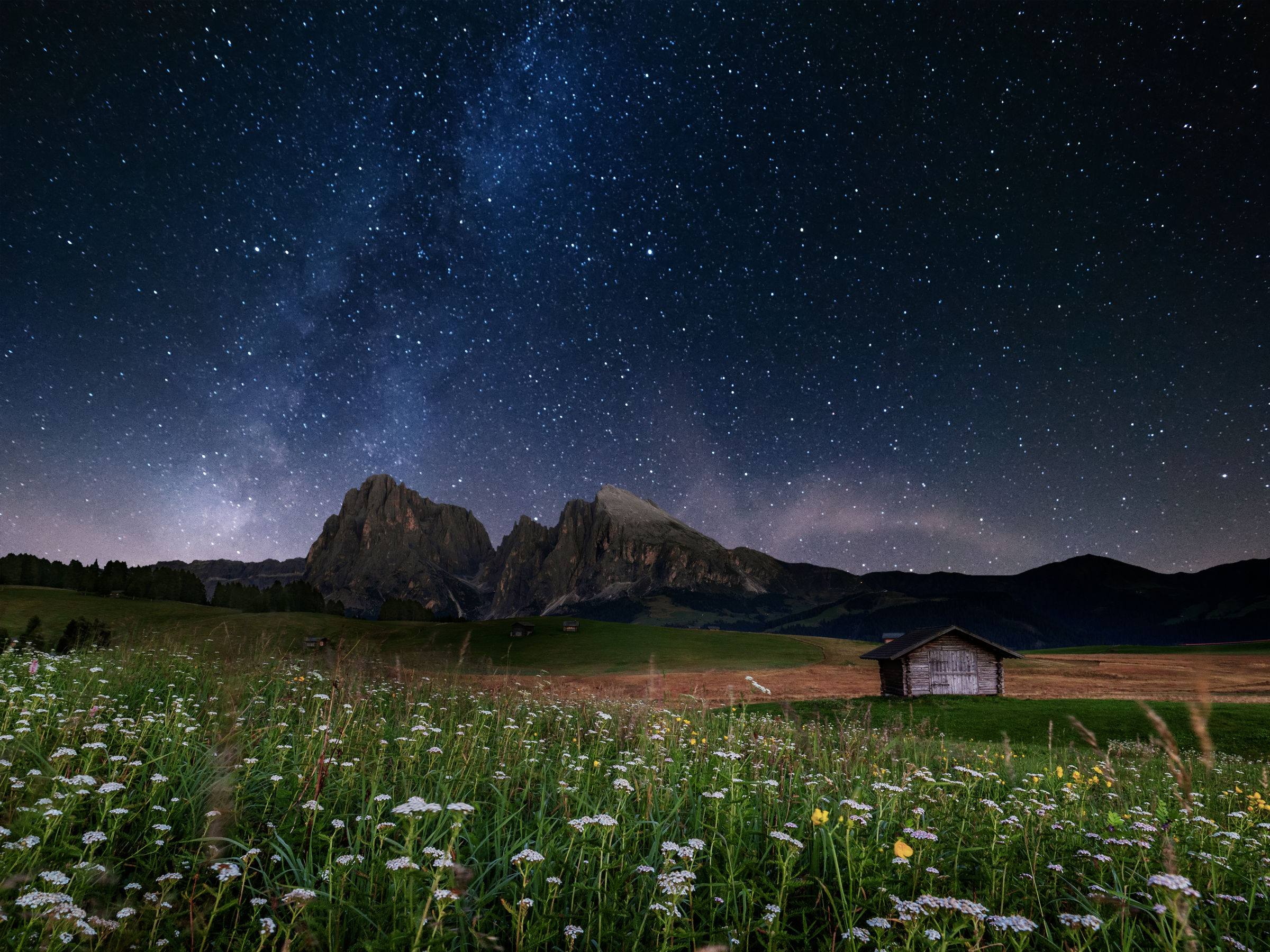 Via Lattea guardando il Sassolungo e il Sassopiatto