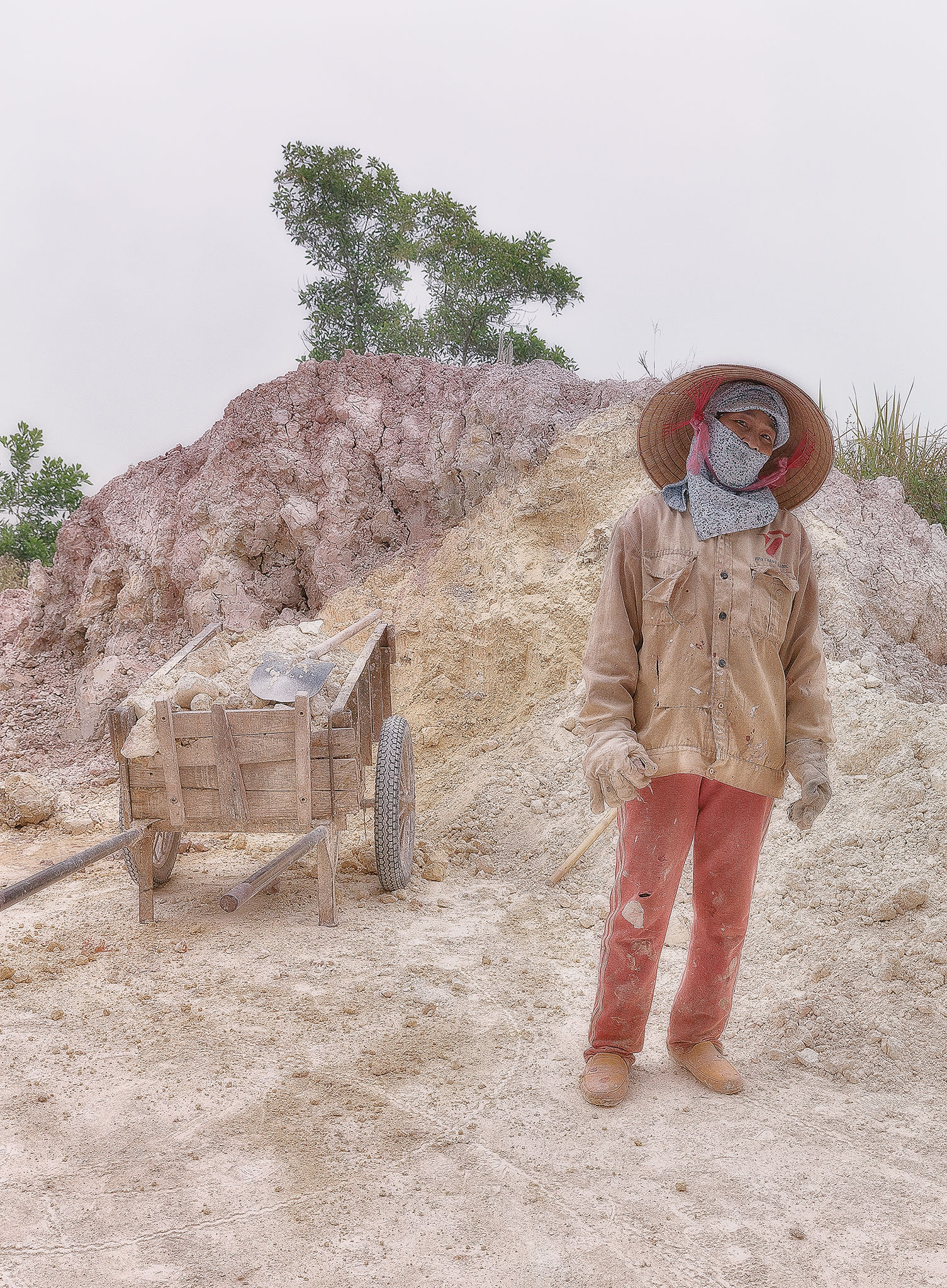 Fabbrica di grandi vasi, l'addetta all'argilla