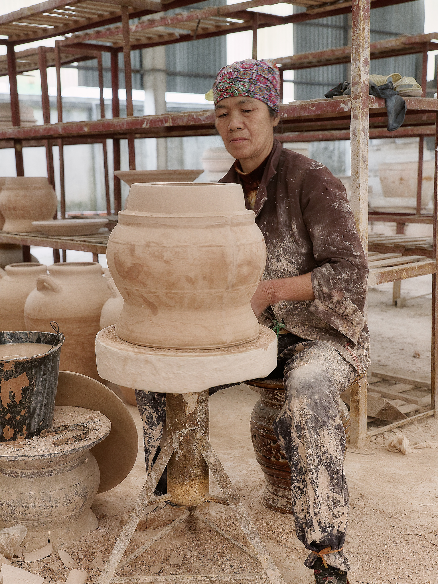 Fabbrica di grandi vasi, addetta al tornio