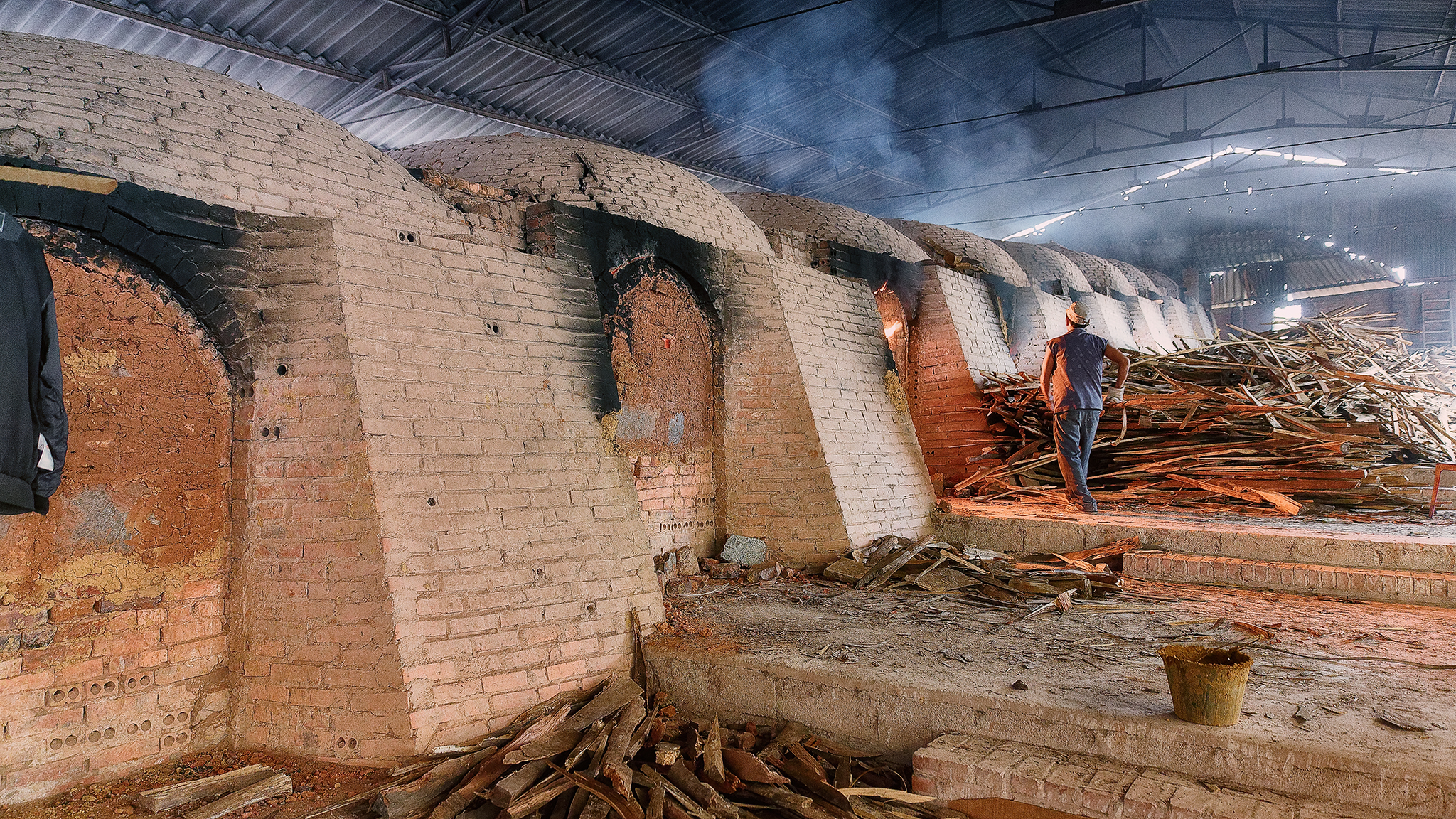 Fabbrica di grandi vasi, addetto ai forni
