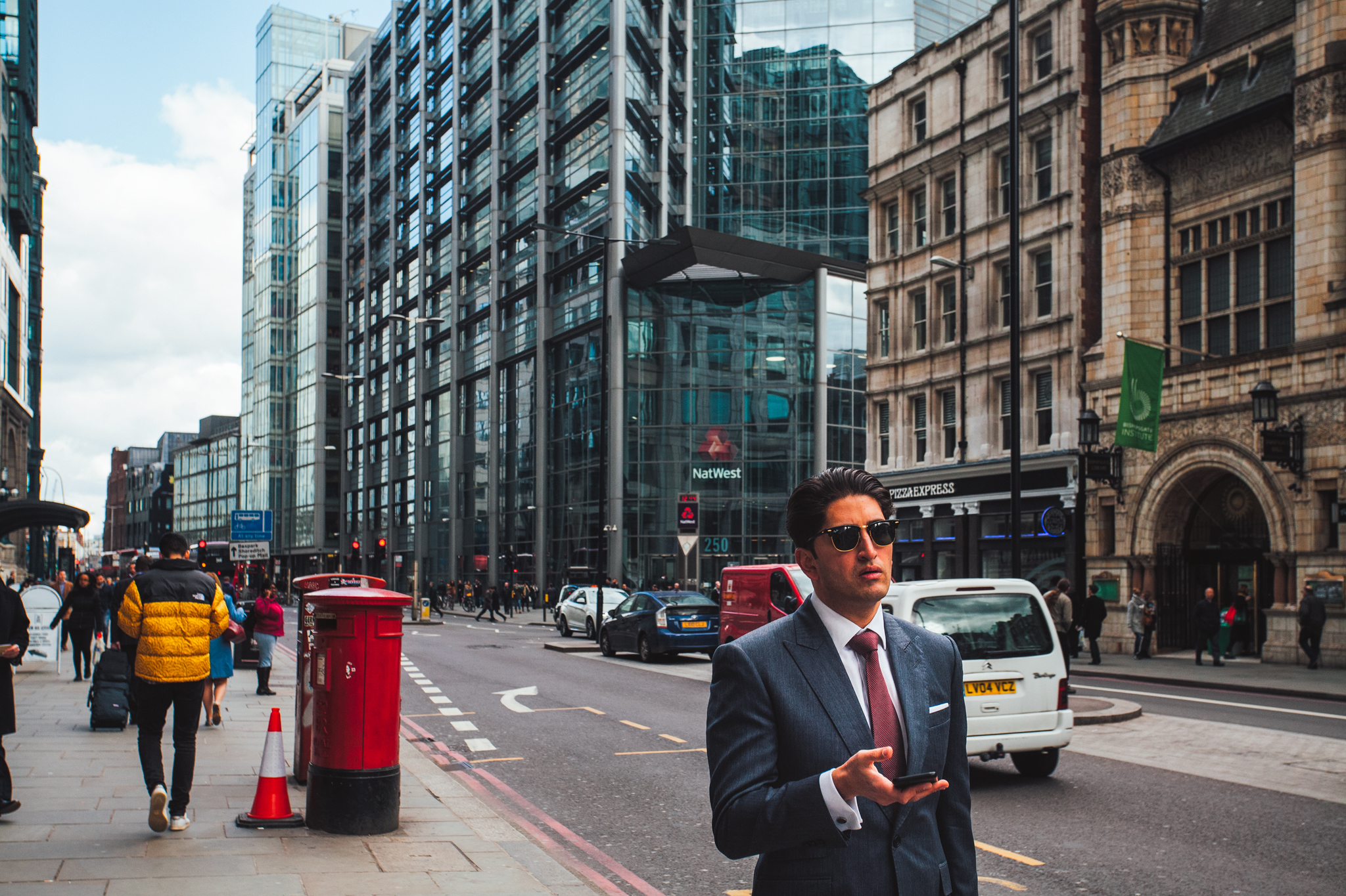 Vetro, cemento e uomini di cera