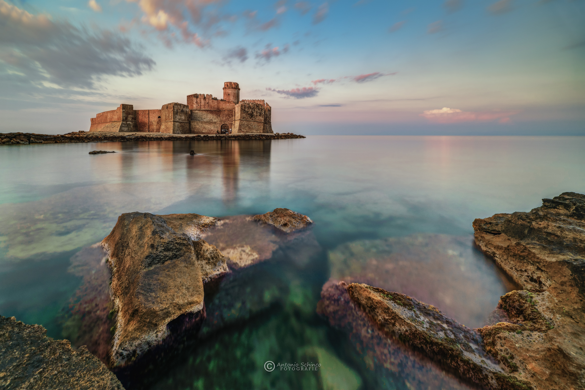 Il Castello Aragonese Alle Prime Luci Dell'Alba