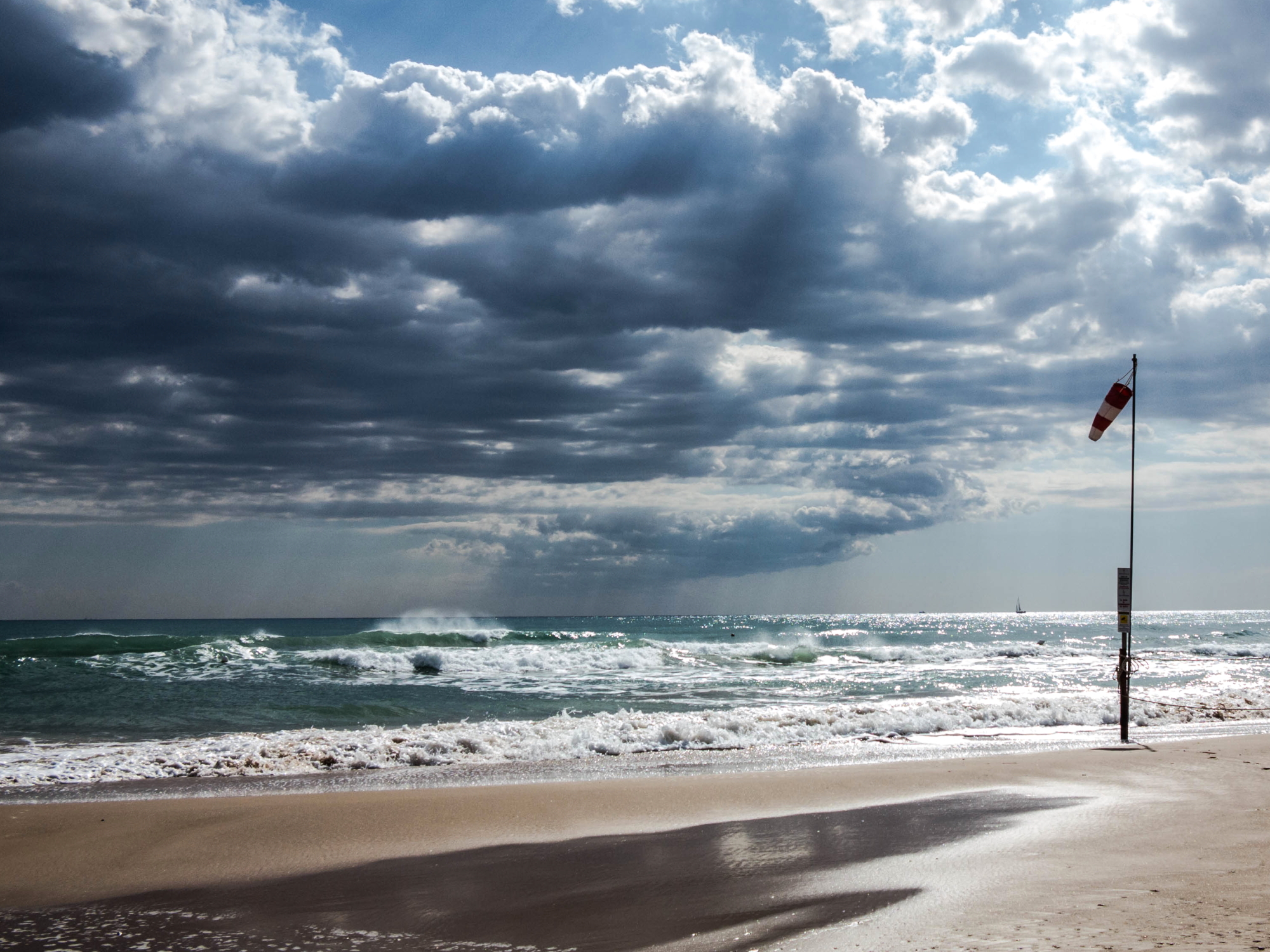 Urla e biancheggia il mare