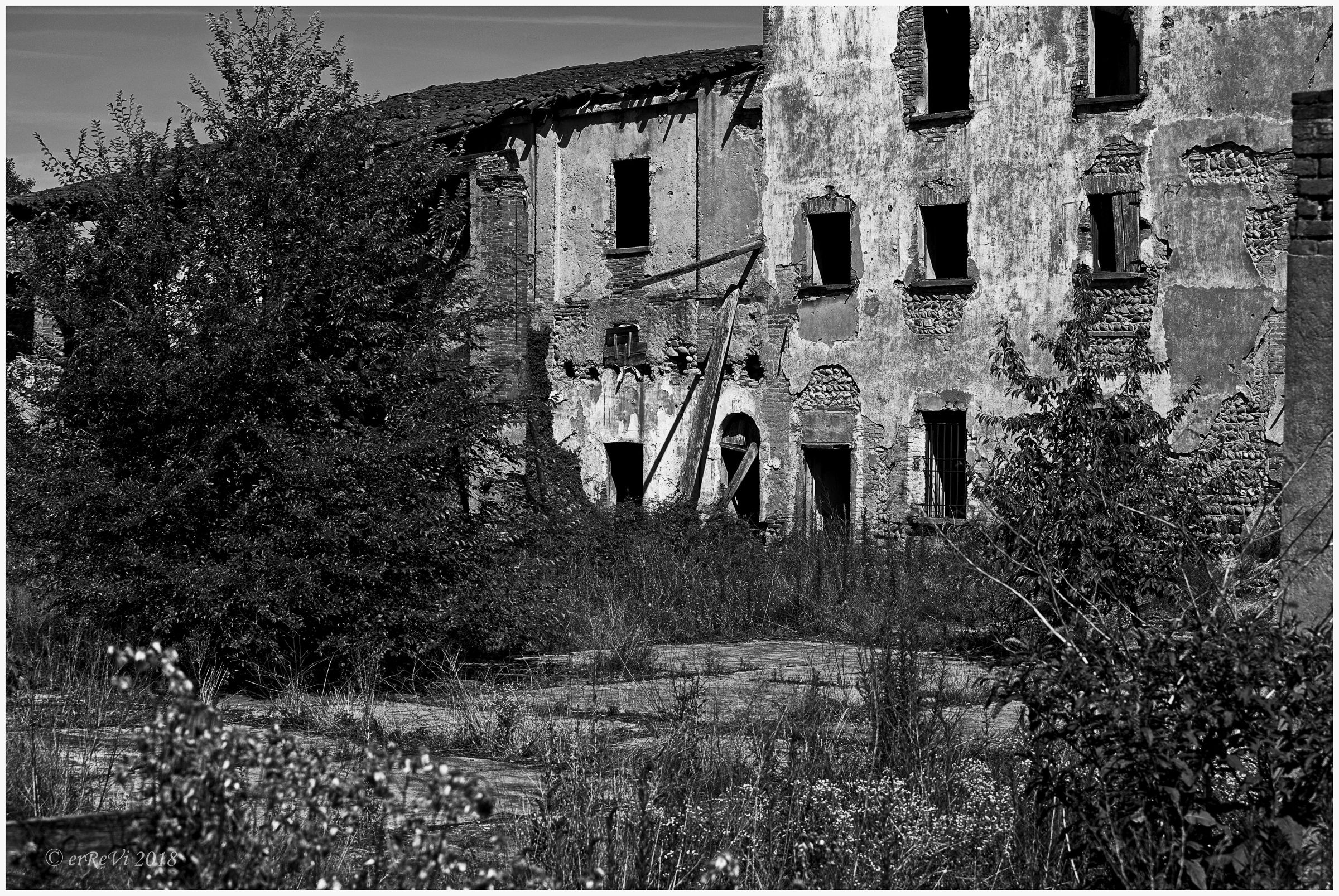 Vendesi: ristrutturazione possibile.