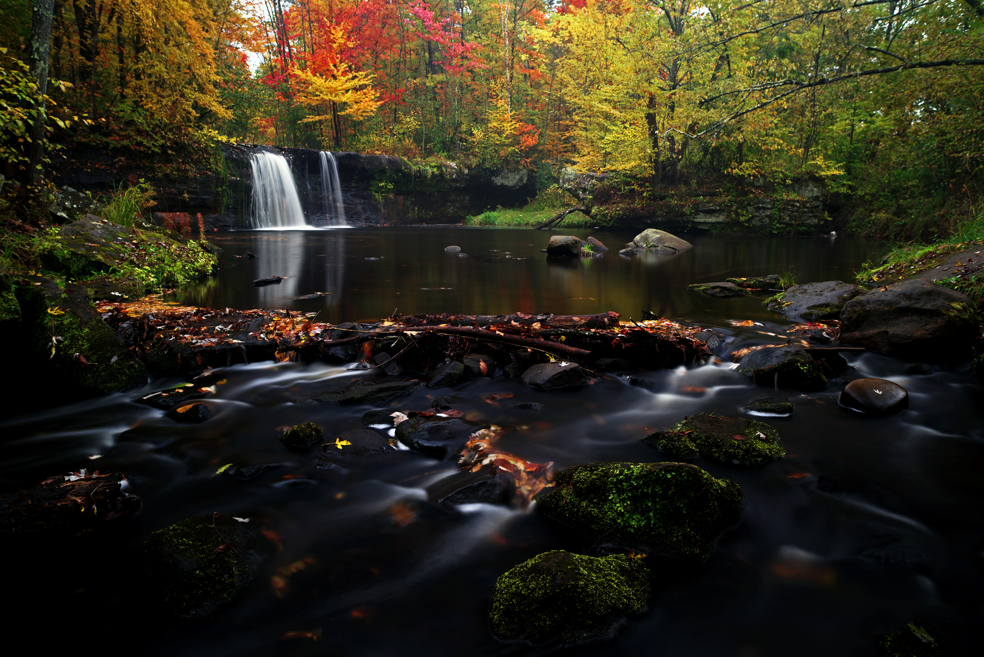 Pomeriggio piovoso di autunno alle cadute Dell'Insenatura de...