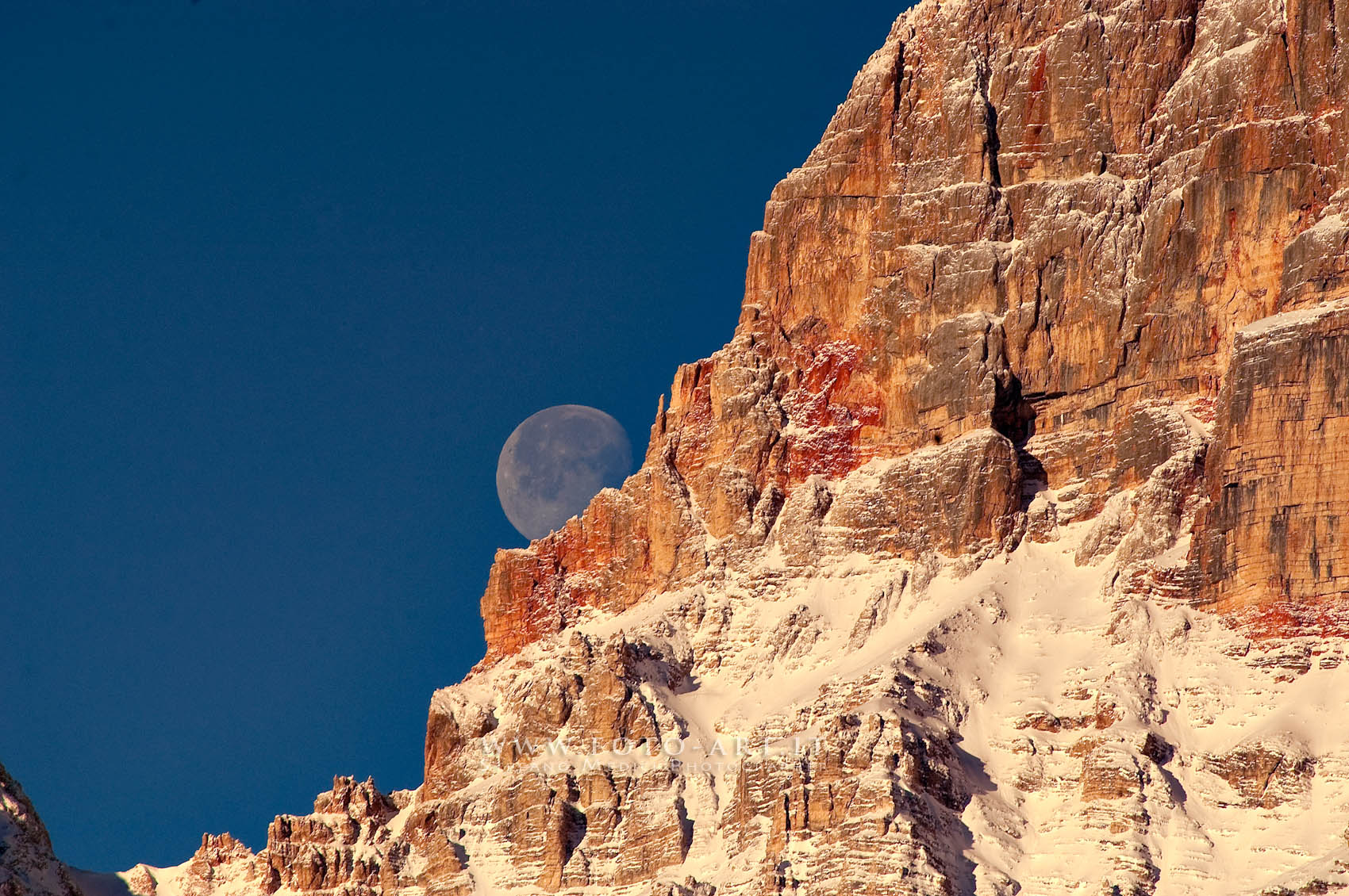 luna dietro la croda rossa