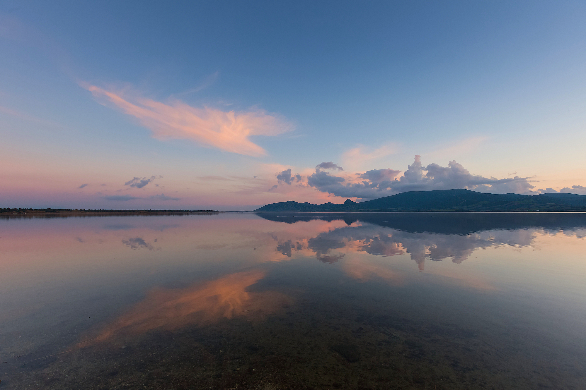 scende la sera sul lago