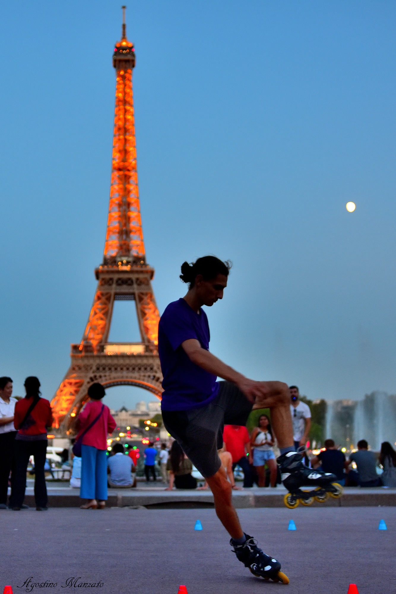 Acrobazie davanti la torre Eifell