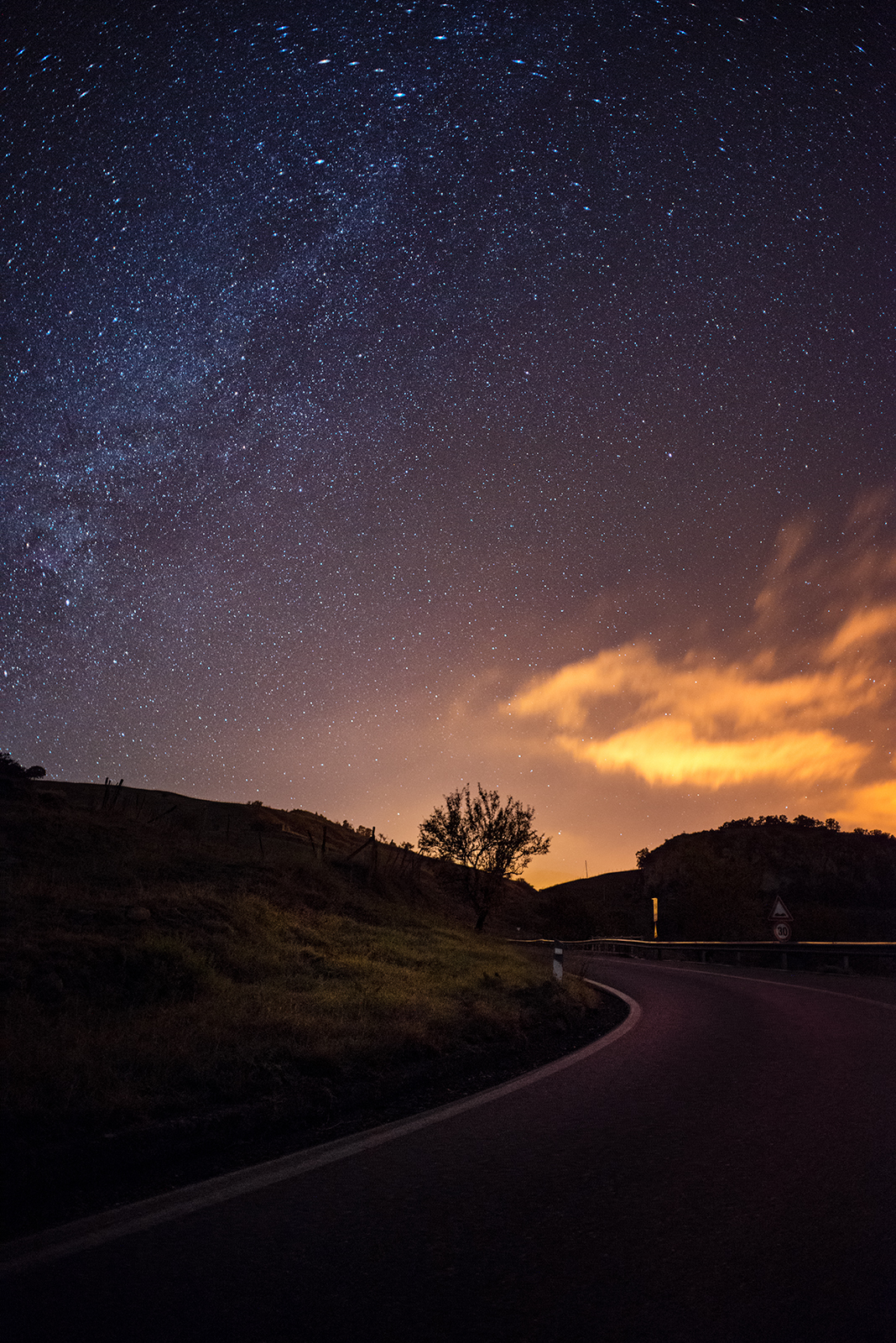 Via lattea sopra Borgo Giuliano con Cesarò a destra