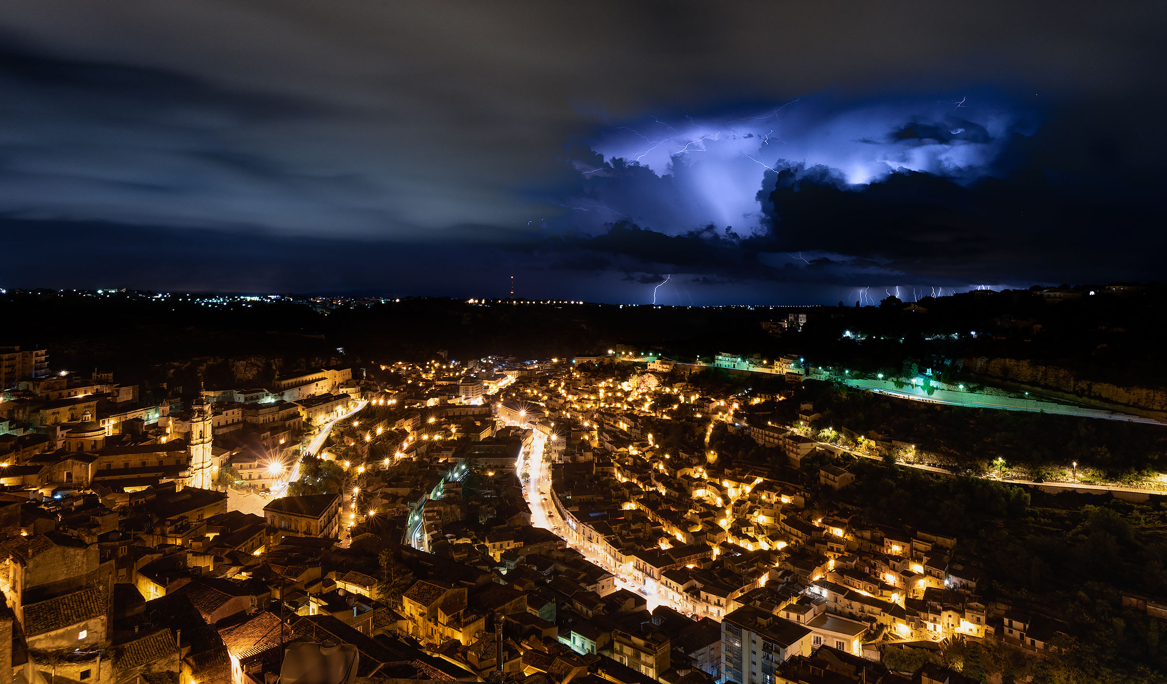 Tempesta di fulmini all'orizzonte