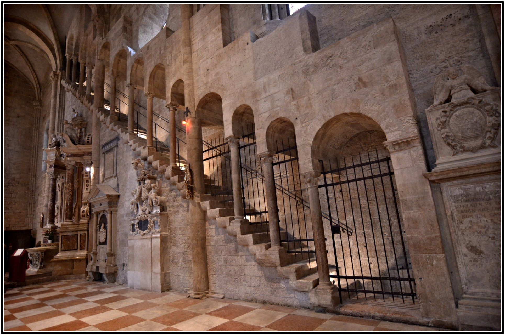 Duomo Trento. Scala rampante sinistra