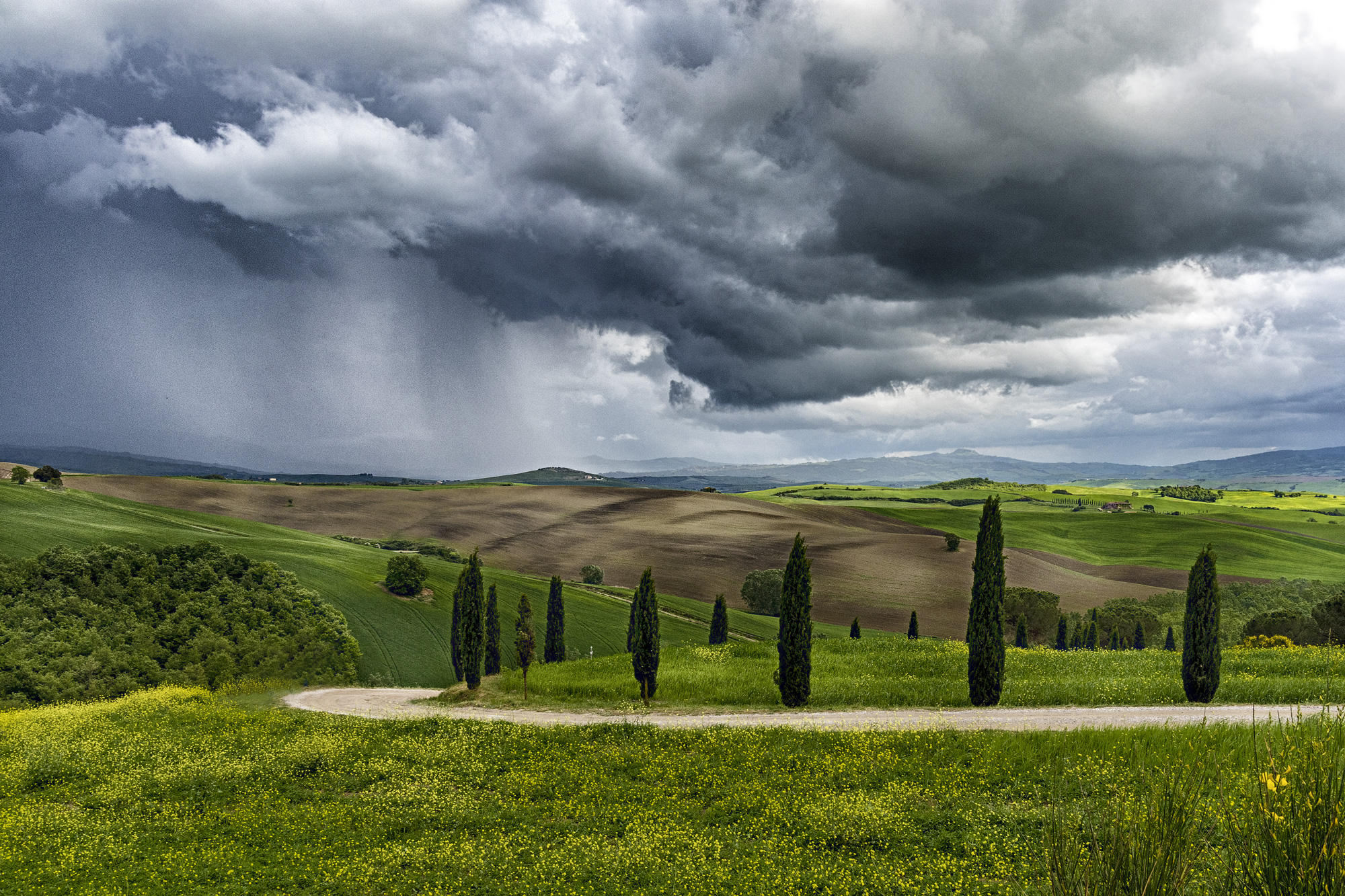 Burasca in arrivo in val d'Orcia