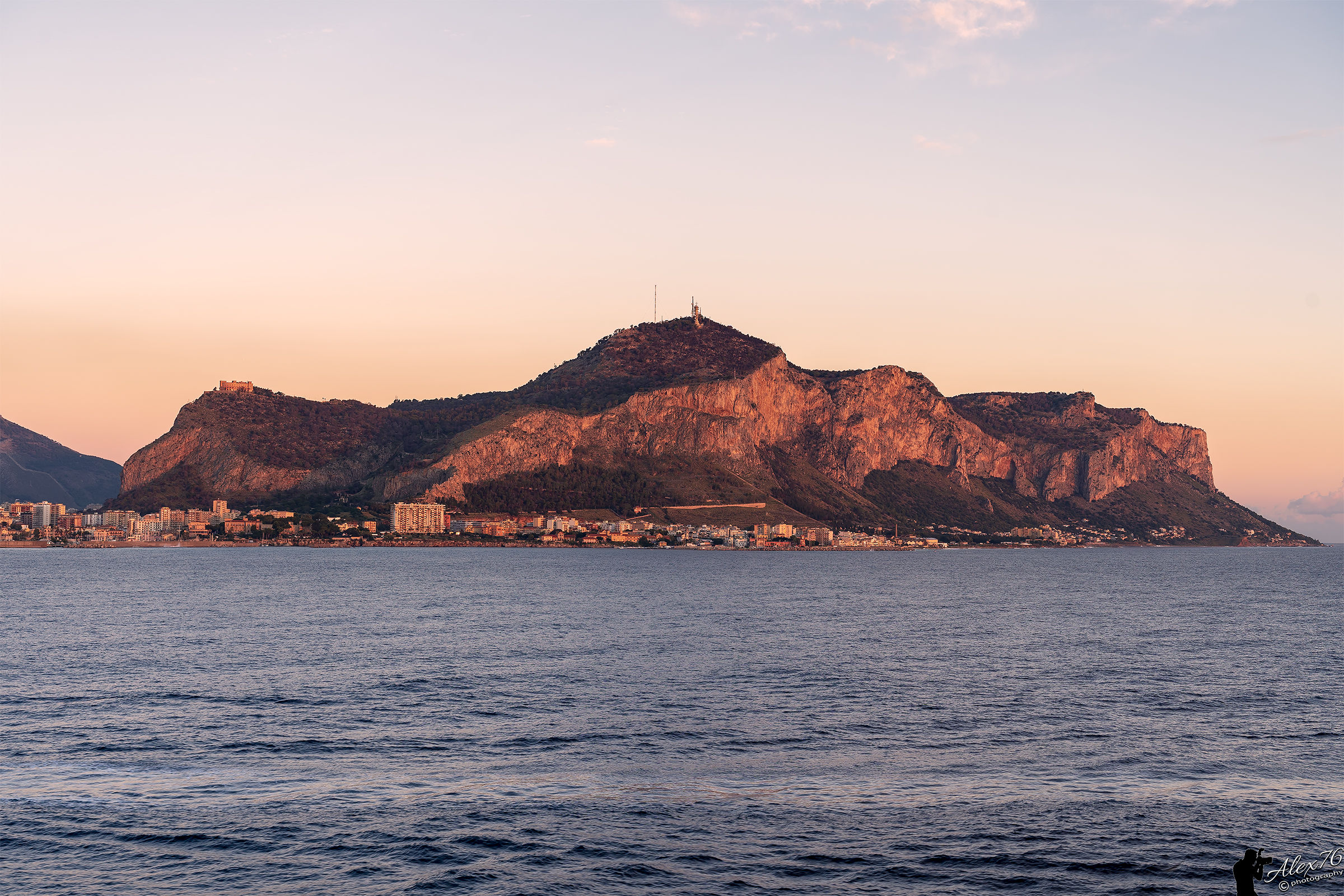Le prime luci dell'Alba sul Monte Pellegrino