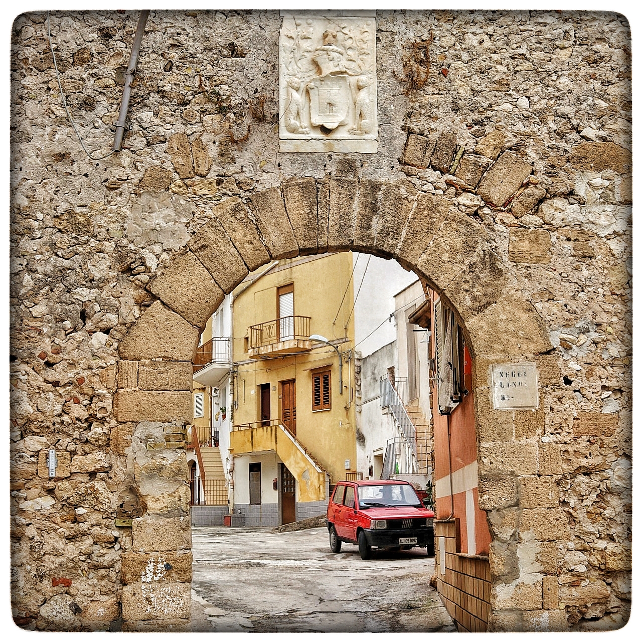 Perollo Castle, Access door.