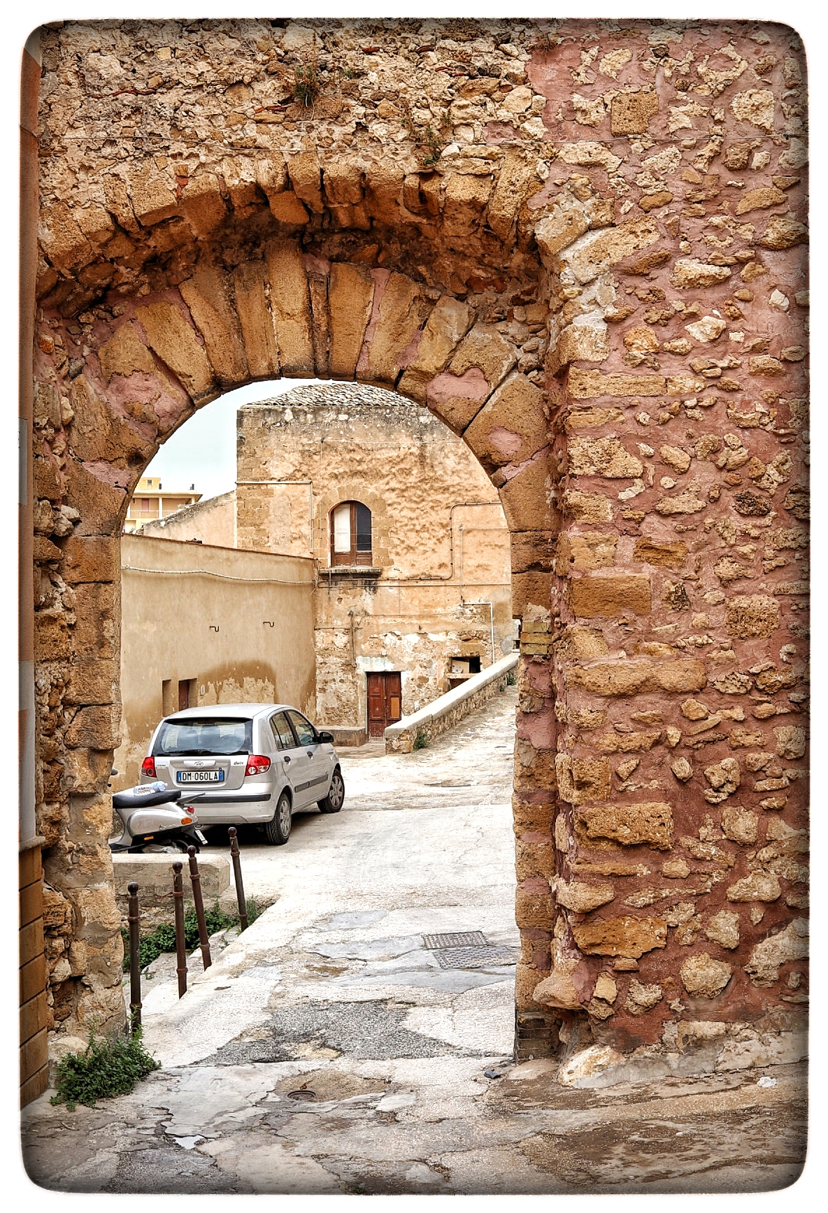 Perollo Castle, Access door.