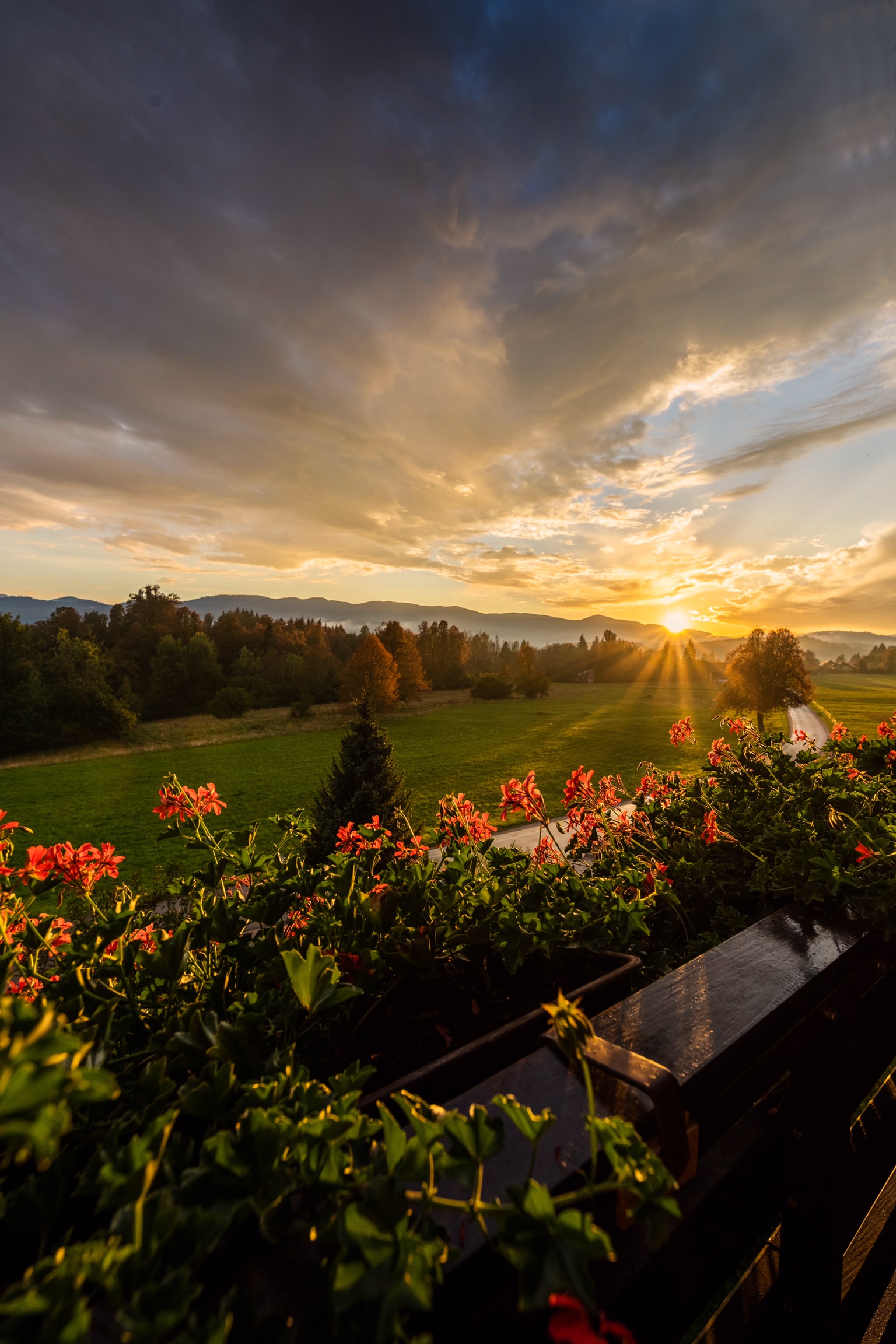 Tramonto sulle montagne slovene
