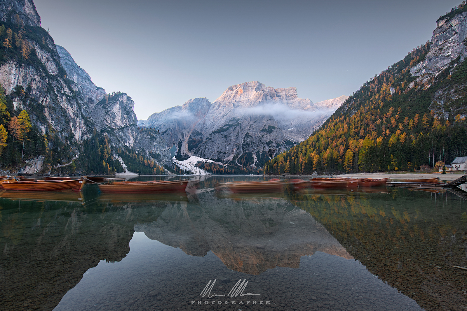 Lago di Braies all'alba
