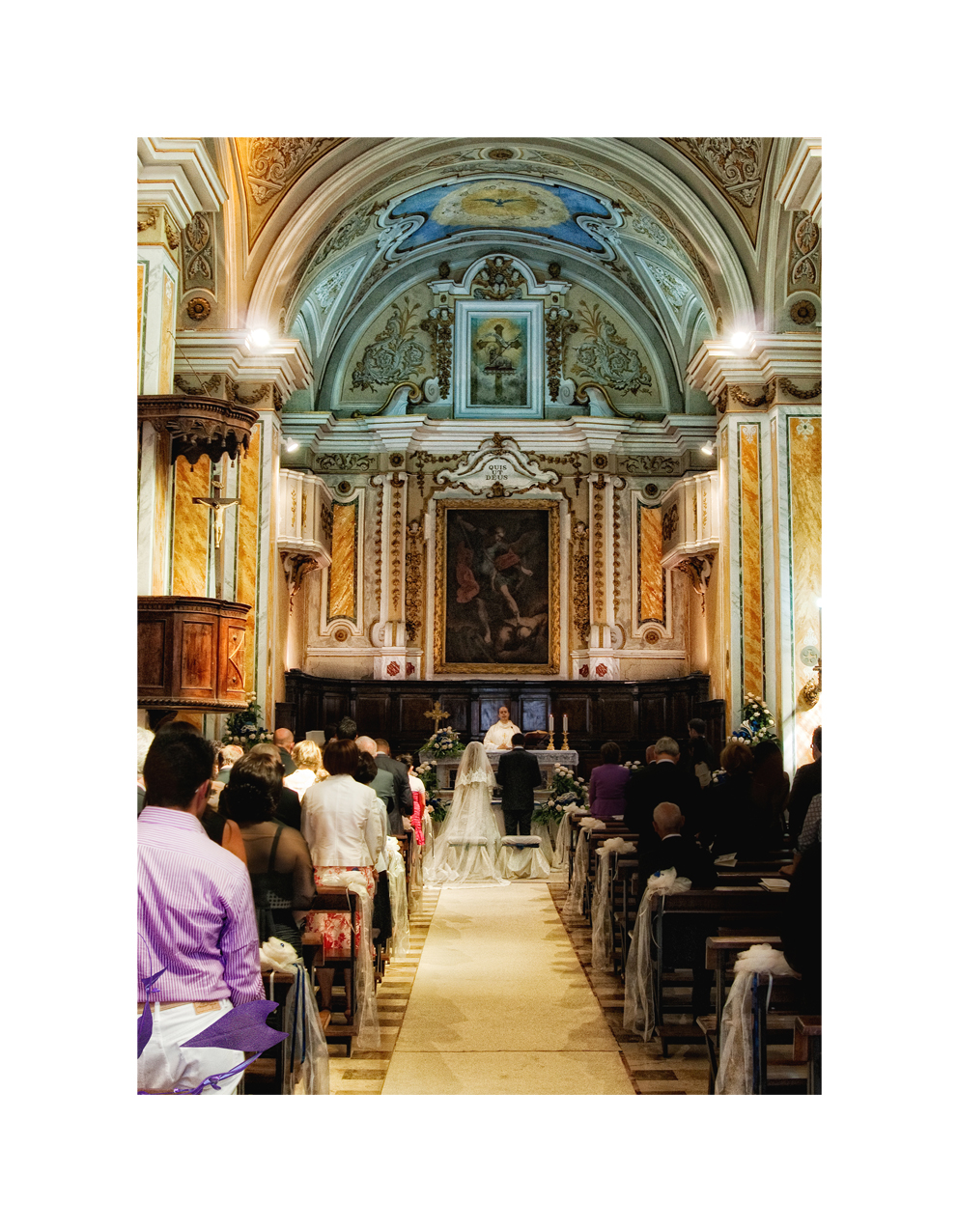 dal fondo della chiesa