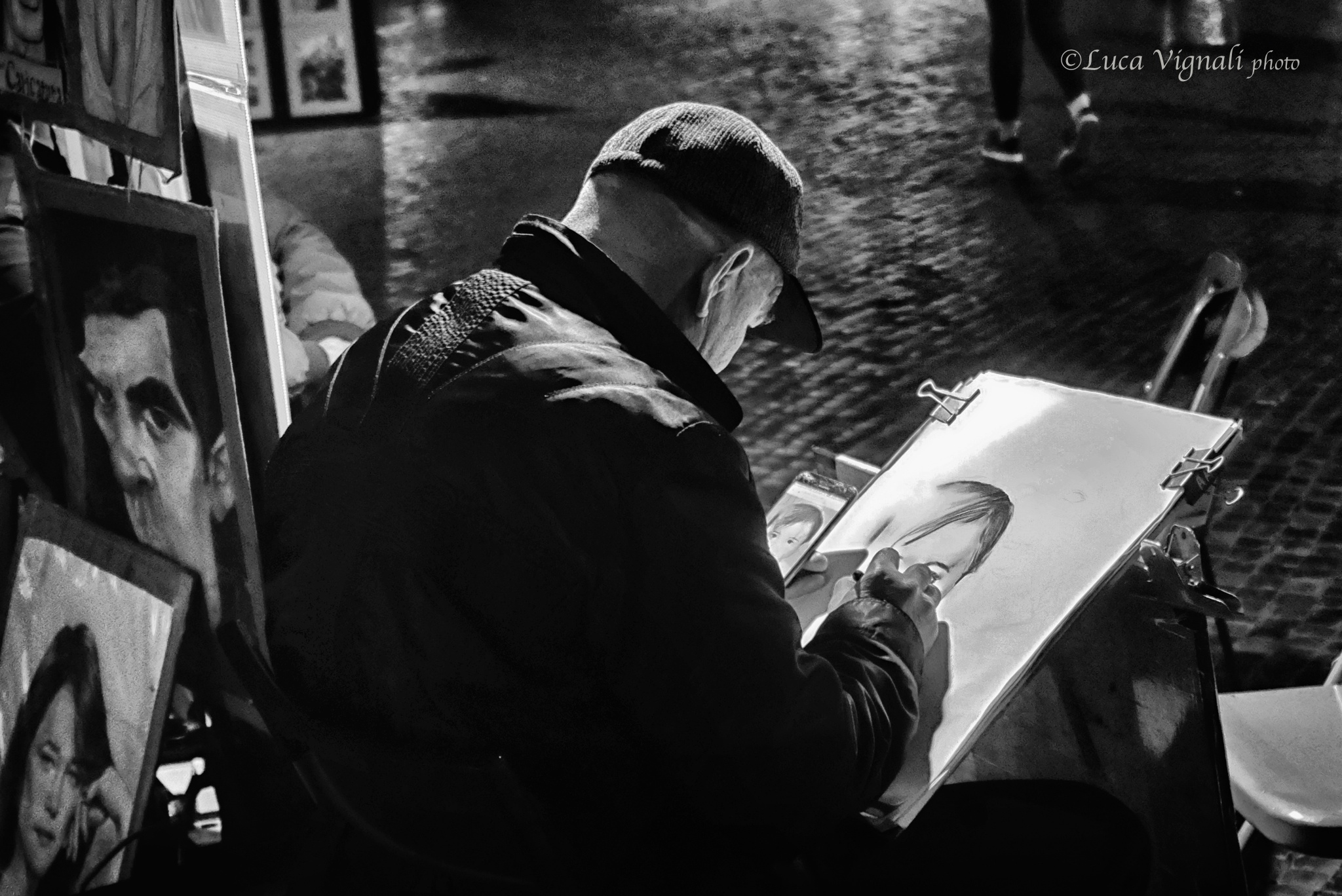 portraitist with mobile phone