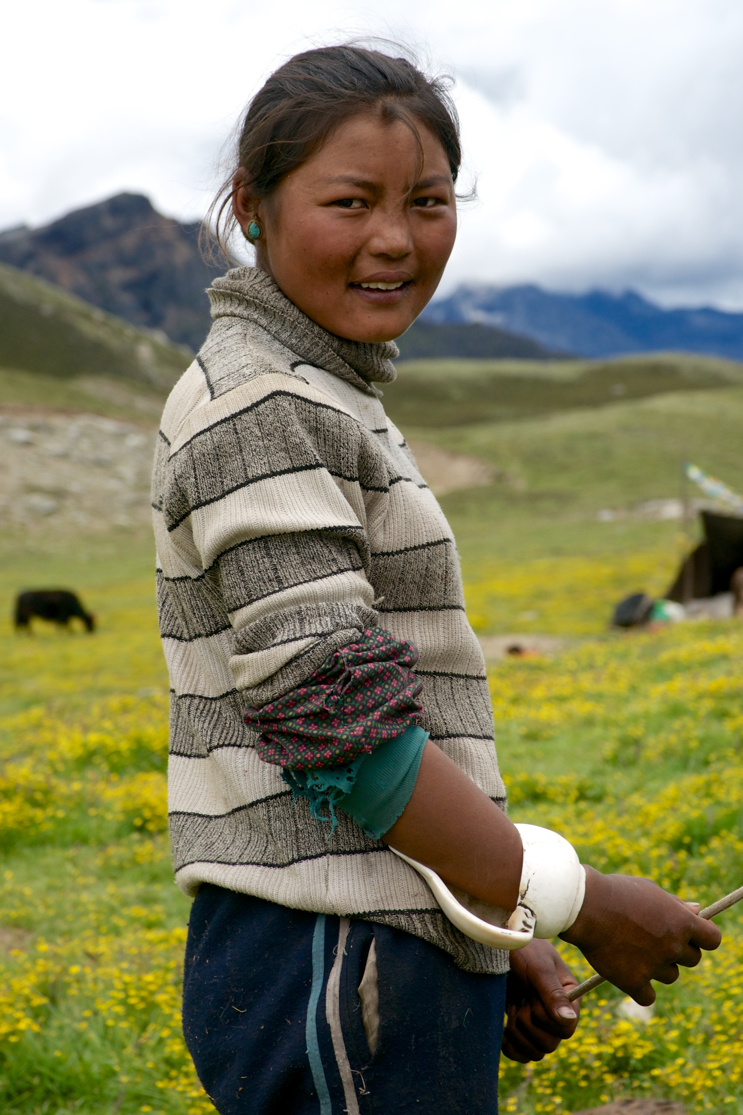 Giovane donna con bracciale tipico (conchiglia)