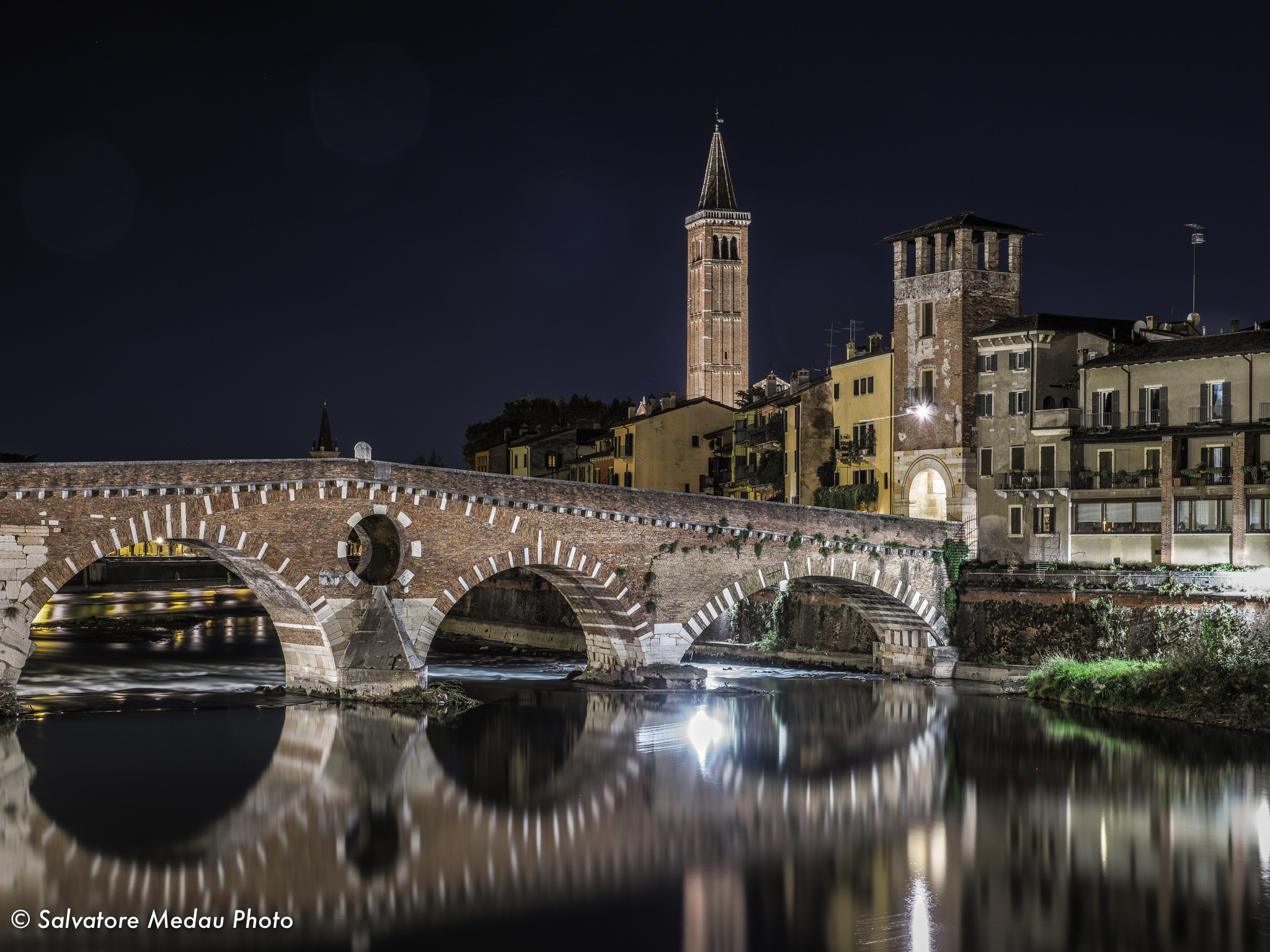 Ponte Pietra in notturna