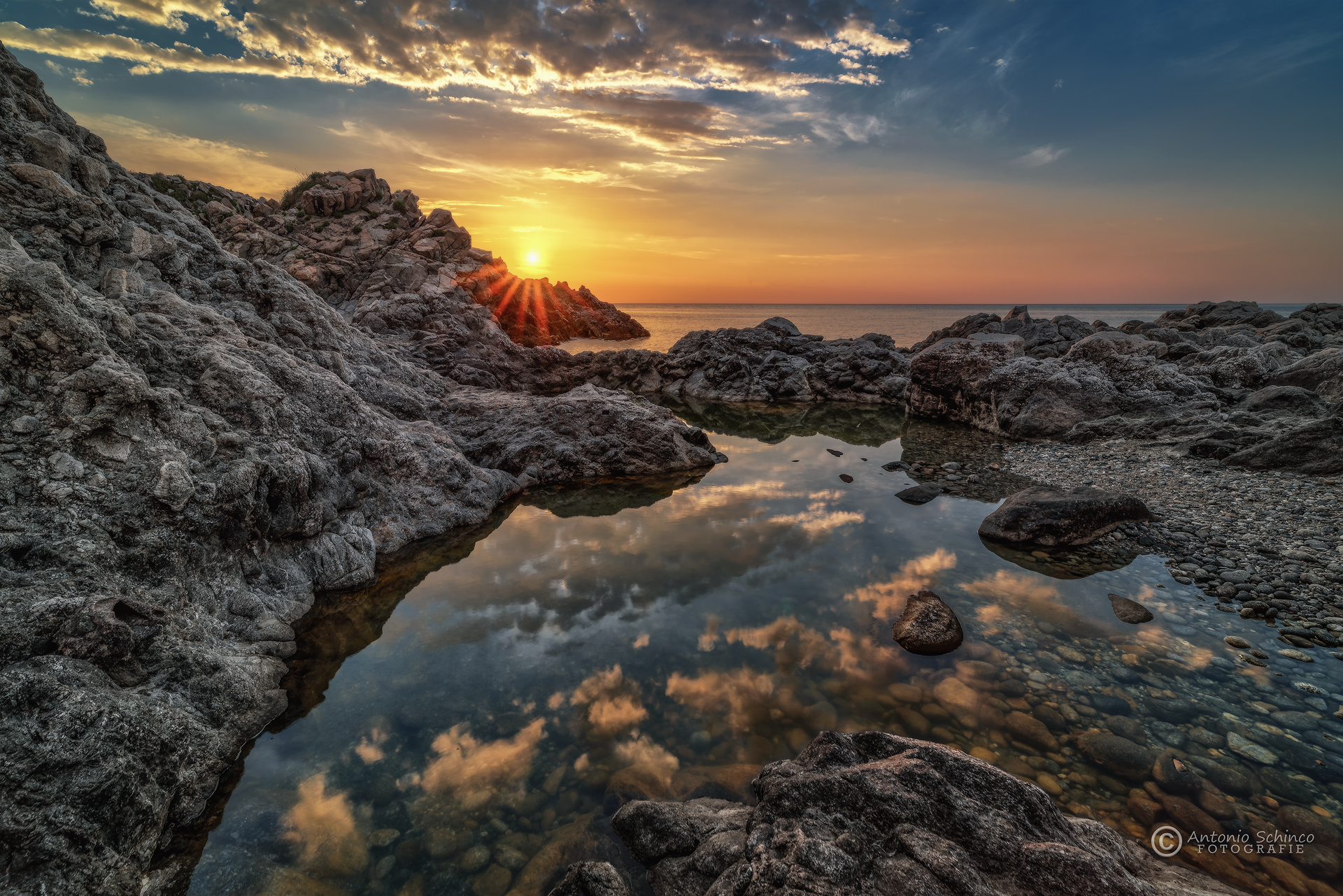 Un'Alba Esplosiva Alla Scogliera Di Copanello