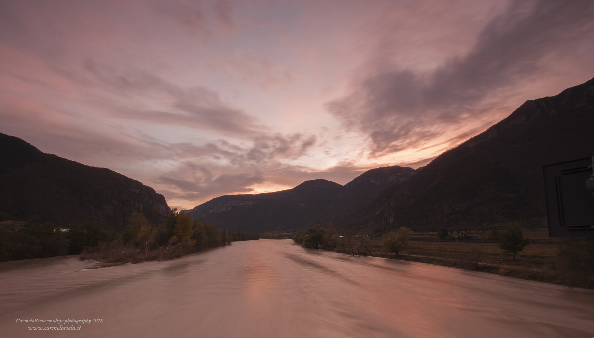 Tramonto autunnale su fiume Adige.