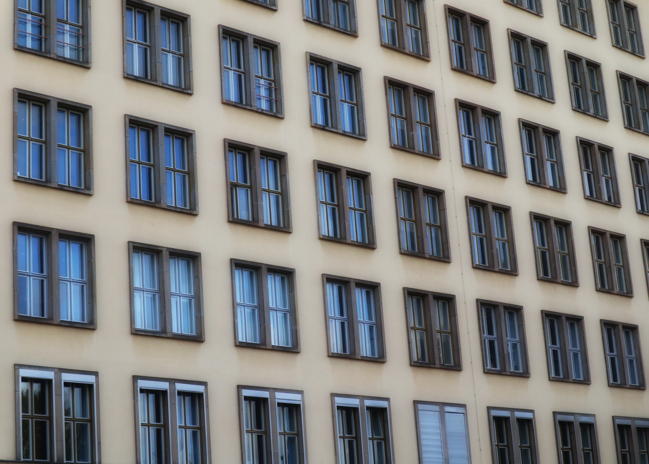 Parallelemente...