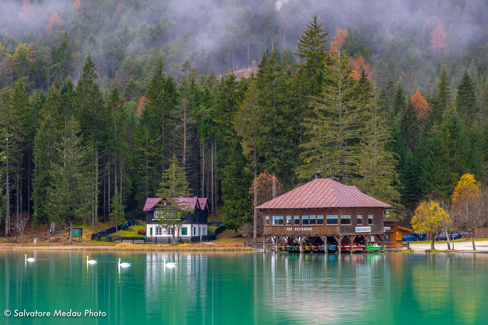 Lago di Dobbiaco con i primi colori autunnali