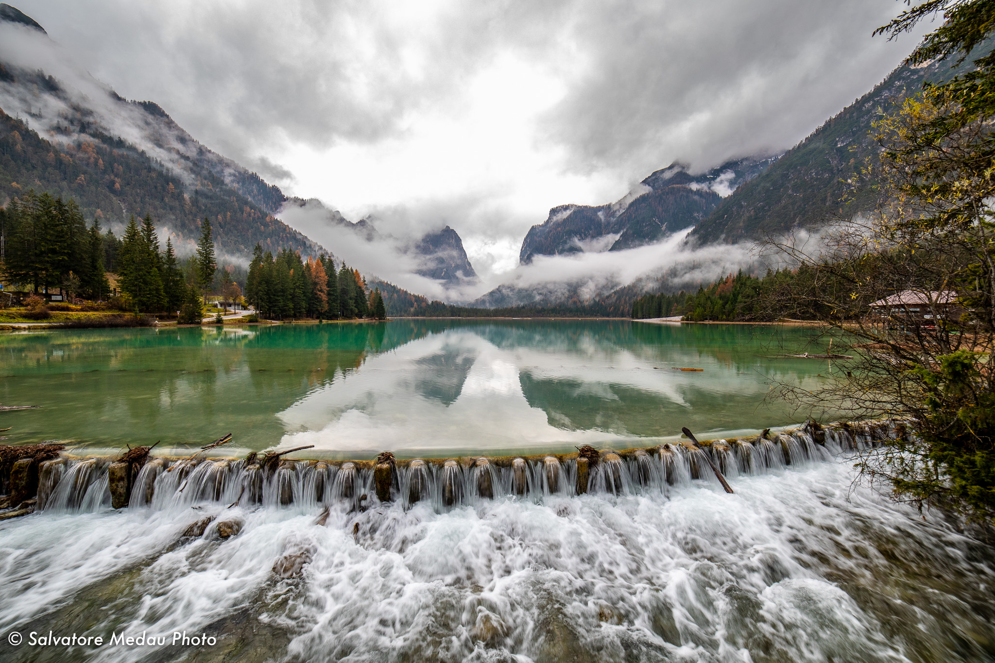 Lago di Dobbiaco, in abito autunnale