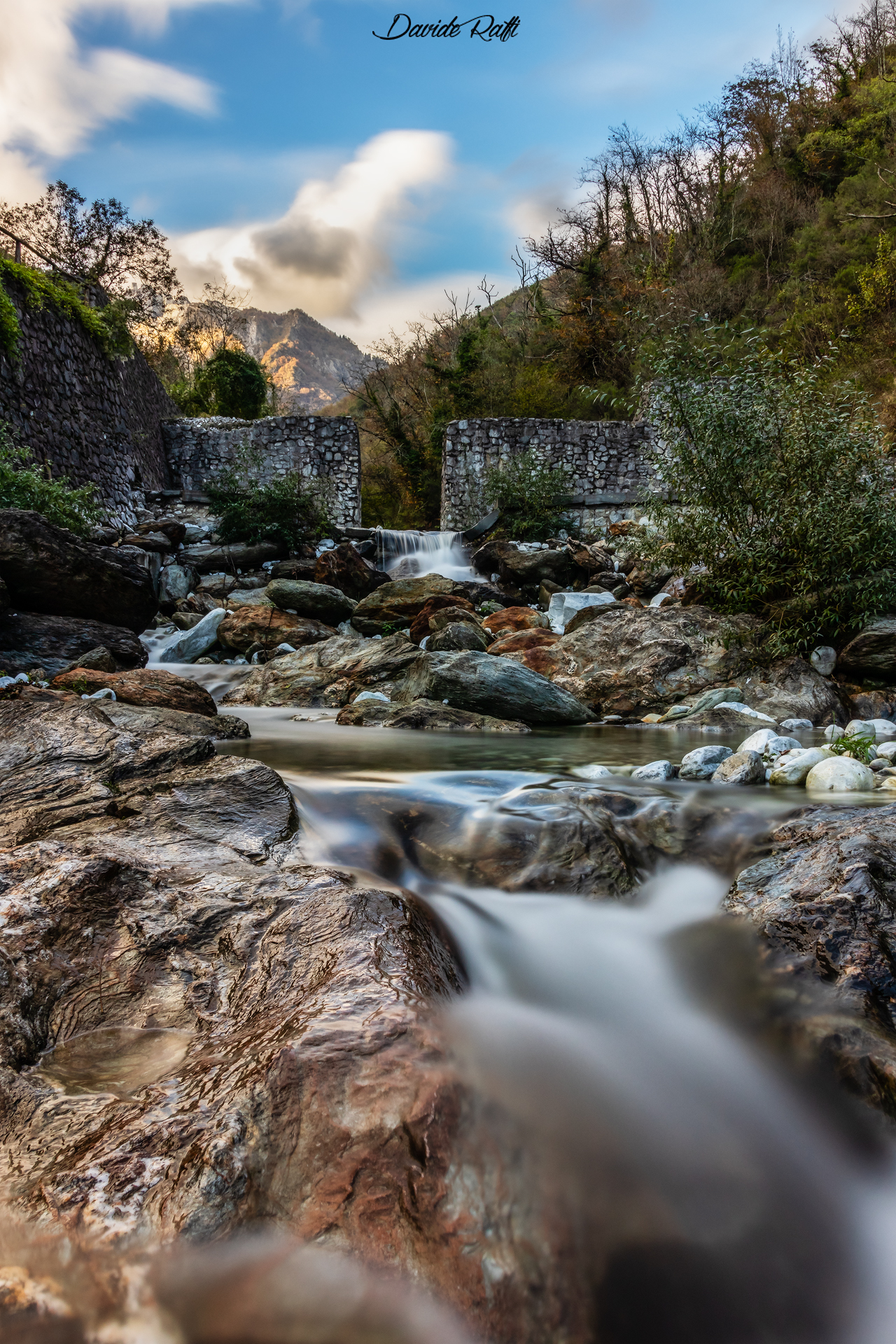 Autumn has arrived, and the water flows smoothly