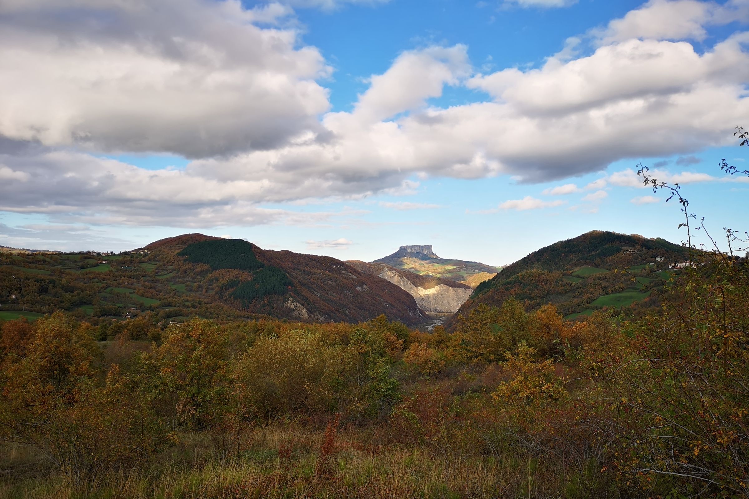 Pietra di Bismantova ripresa dal passo del Cerreto.