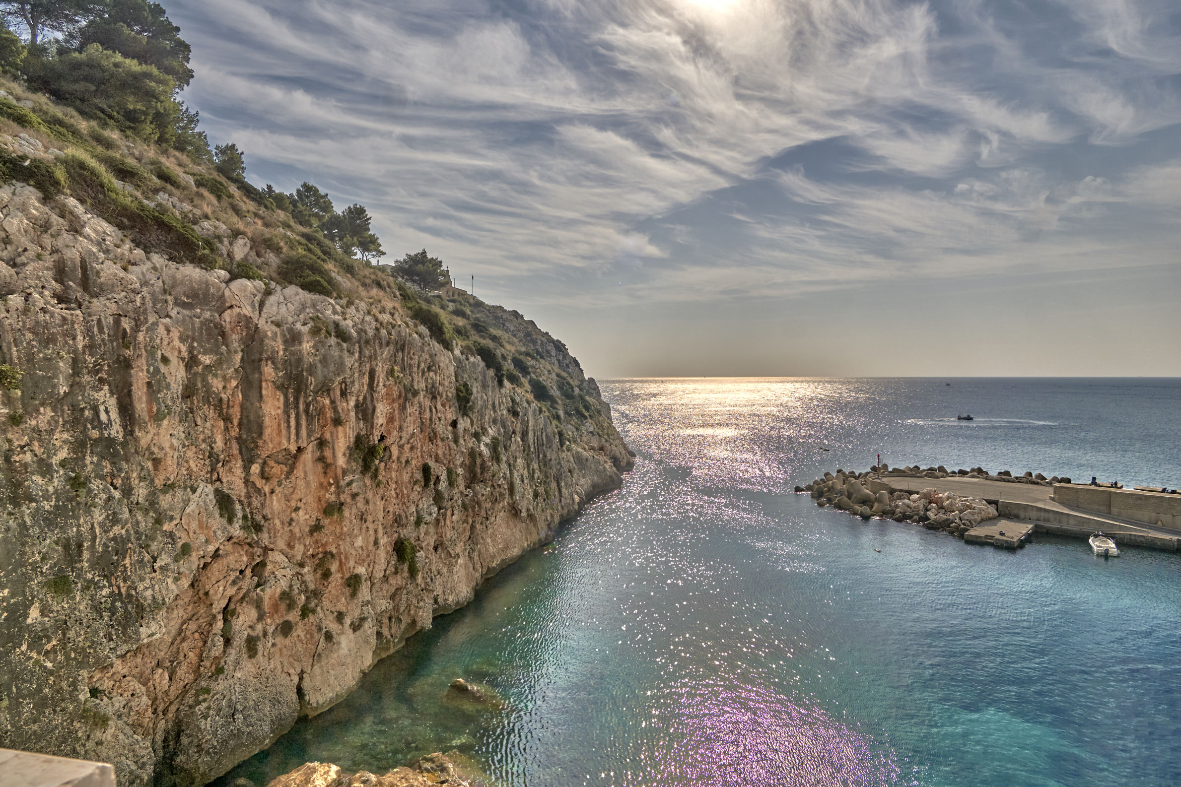 The sea is without roads and without explanations