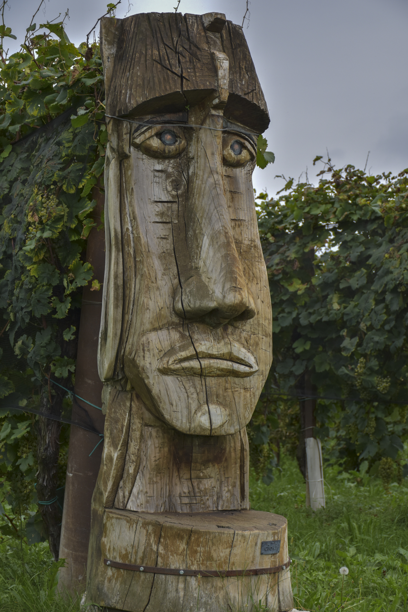 Totem a guardia del Vigneto