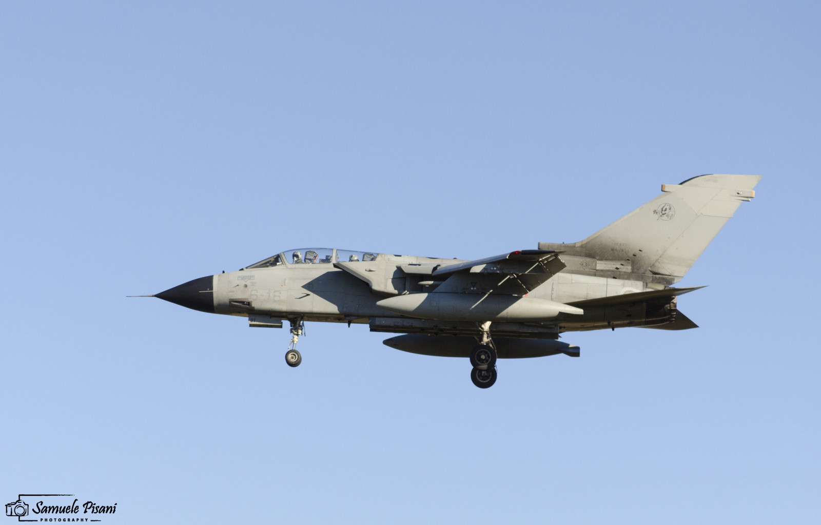 Si giri da questa parte, grazie...