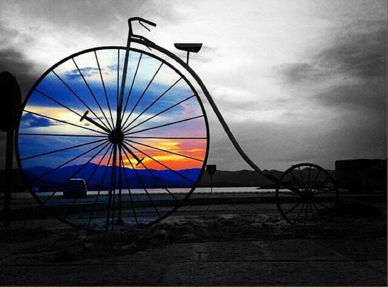 The rays turn to the sunset, pedal and spin them..