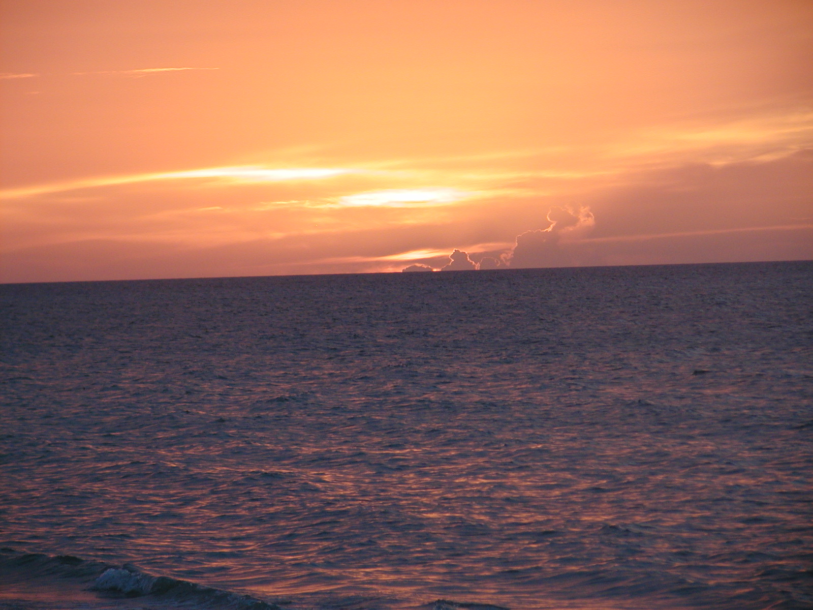 Il mare deserto al tramonto