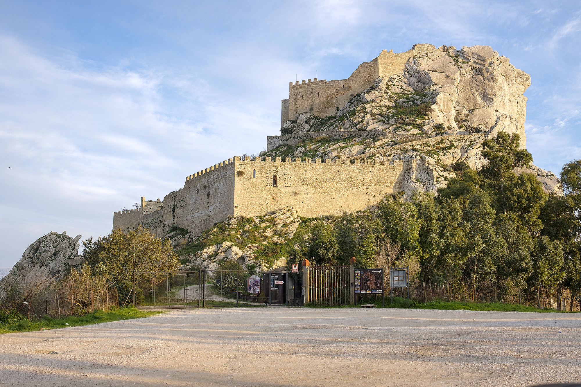 Castello Manfredi Chiaramonte (13° secolo)