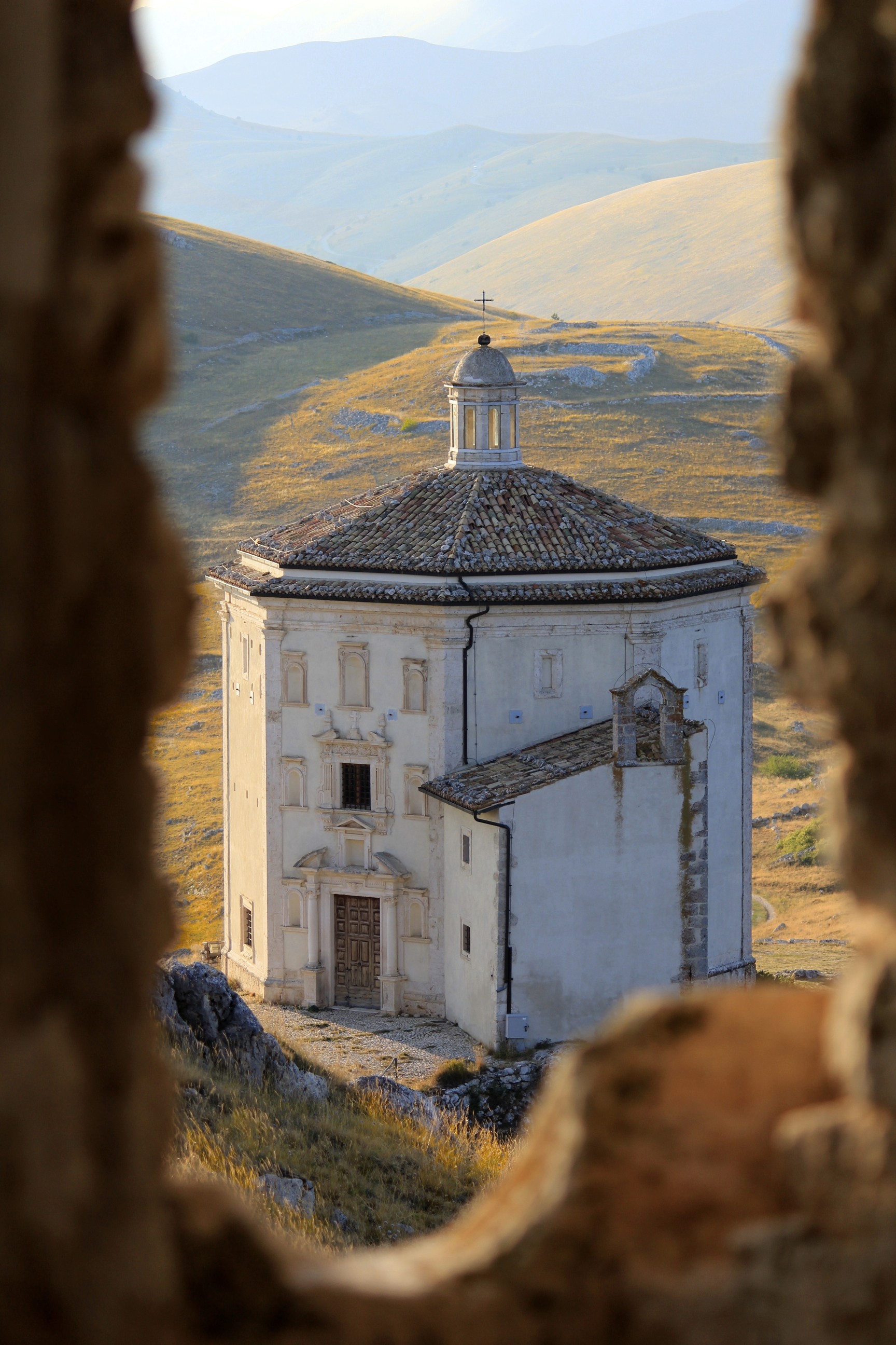 S.Maria della Pieta vista da una feritoia