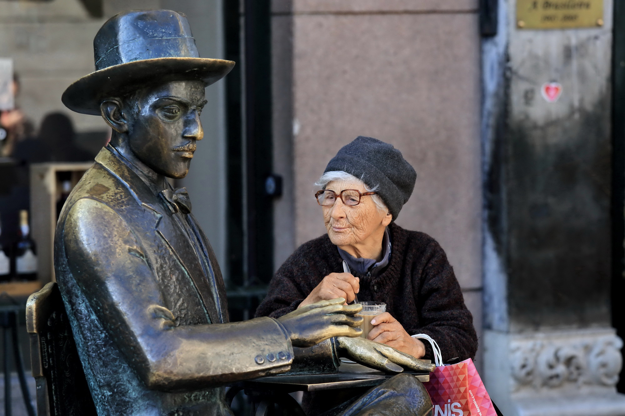 In the company of the cafe in Brasileira