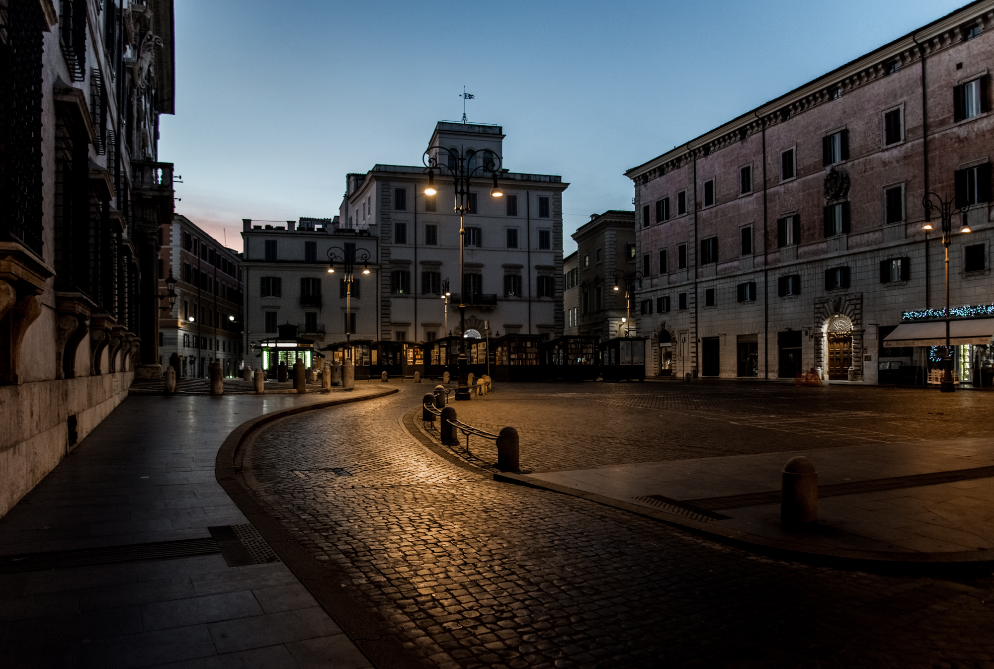 Piazza Fontanella Borghese all'alba
