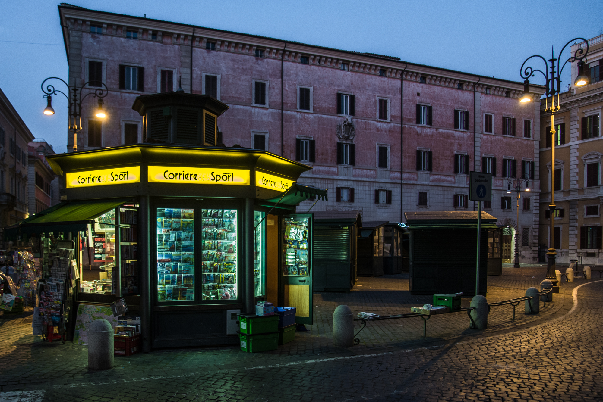 Piazza Fontanella Borghese all'alba